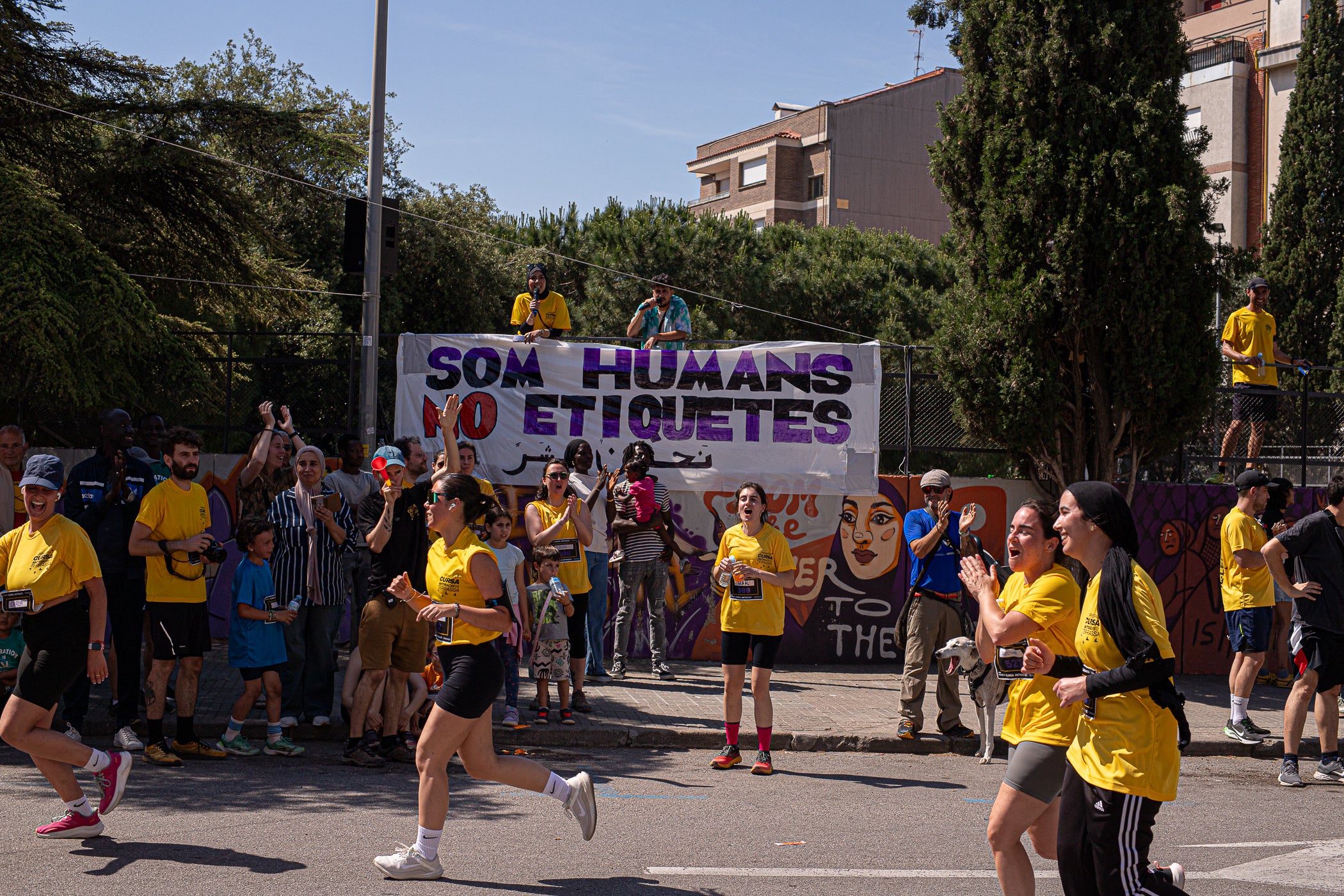 Uns 550 corredors han participat aquest dissabte, dia 23 de maig, en la primera Cursa Antiracista de Terrassa. Èxit absolut de la primera edició d’un esdeveniment esportiu no competitiu que busca visibilitzar la diversitat ciutadana i fomentar la convivència i cohesió social. Els organitzadors han repartit 504 dorsals d’adults i una quarantena d’infants, però també hi ha hagut molta gent que s’hi ha apuntat a última hora sense haver-se inscrit. L’inici i sortida ha estat des de la plaça de Catalunya, on al finalitzar s’ha llegit el manifest i s’ha pogut gaudir d’un vermut i dinar popular.