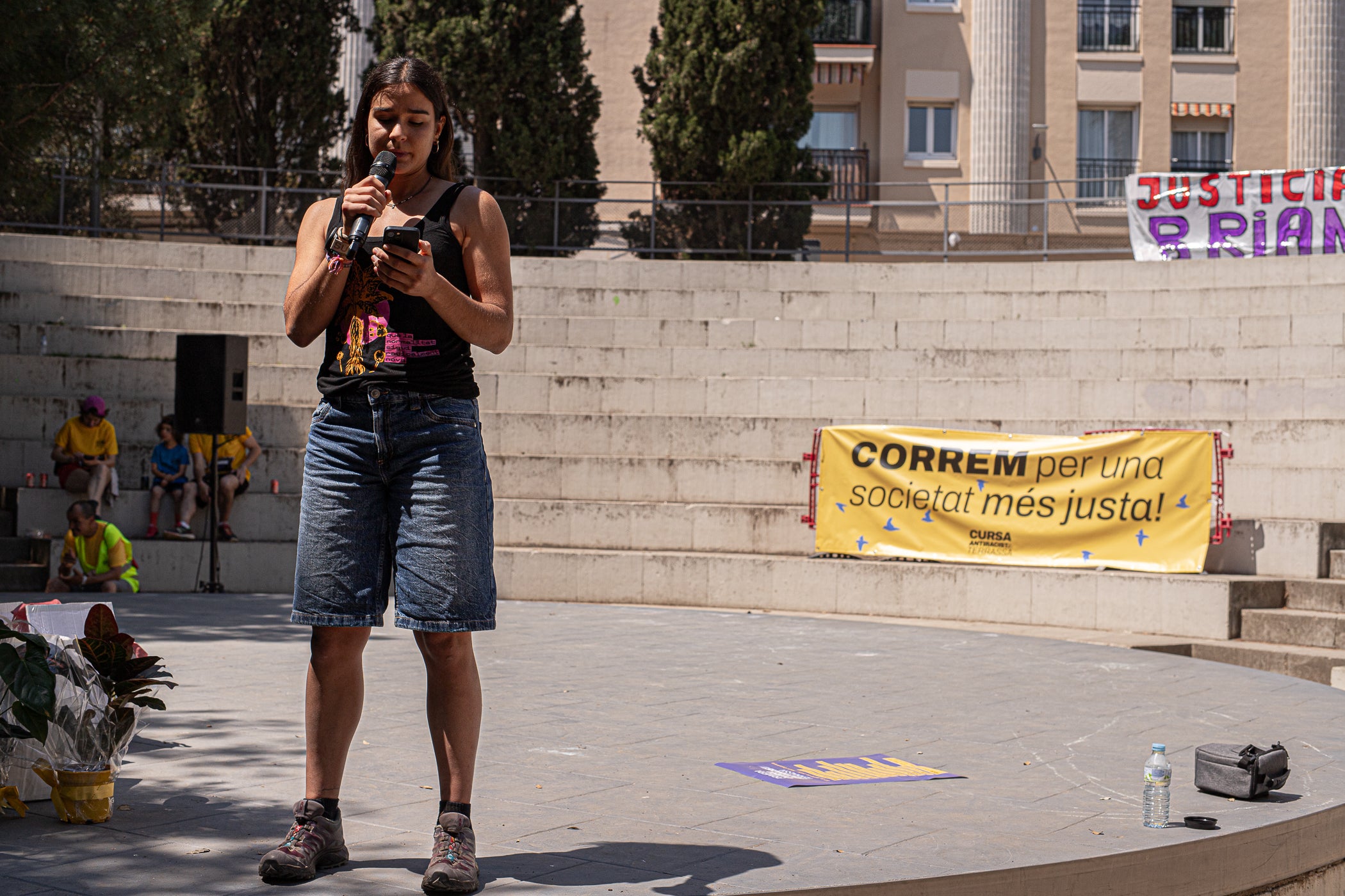 Uns 550 corredors han participat aquest dissabte, dia 23 de maig, en la primera Cursa Antiracista de Terrassa. Èxit absolut de la primera edició d’un esdeveniment esportiu no competitiu que busca visibilitzar la diversitat ciutadana i fomentar la convivència i cohesió social. Els organitzadors han repartit 504 dorsals d’adults i una quarantena d’infants, però també hi ha hagut molta gent que s’hi ha apuntat a última hora sense haver-se inscrit. L’inici i sortida ha estat des de la plaça de Catalunya, on al finalitzar s’ha llegit el manifest i s’ha pogut gaudir d’un vermut i dinar popular.