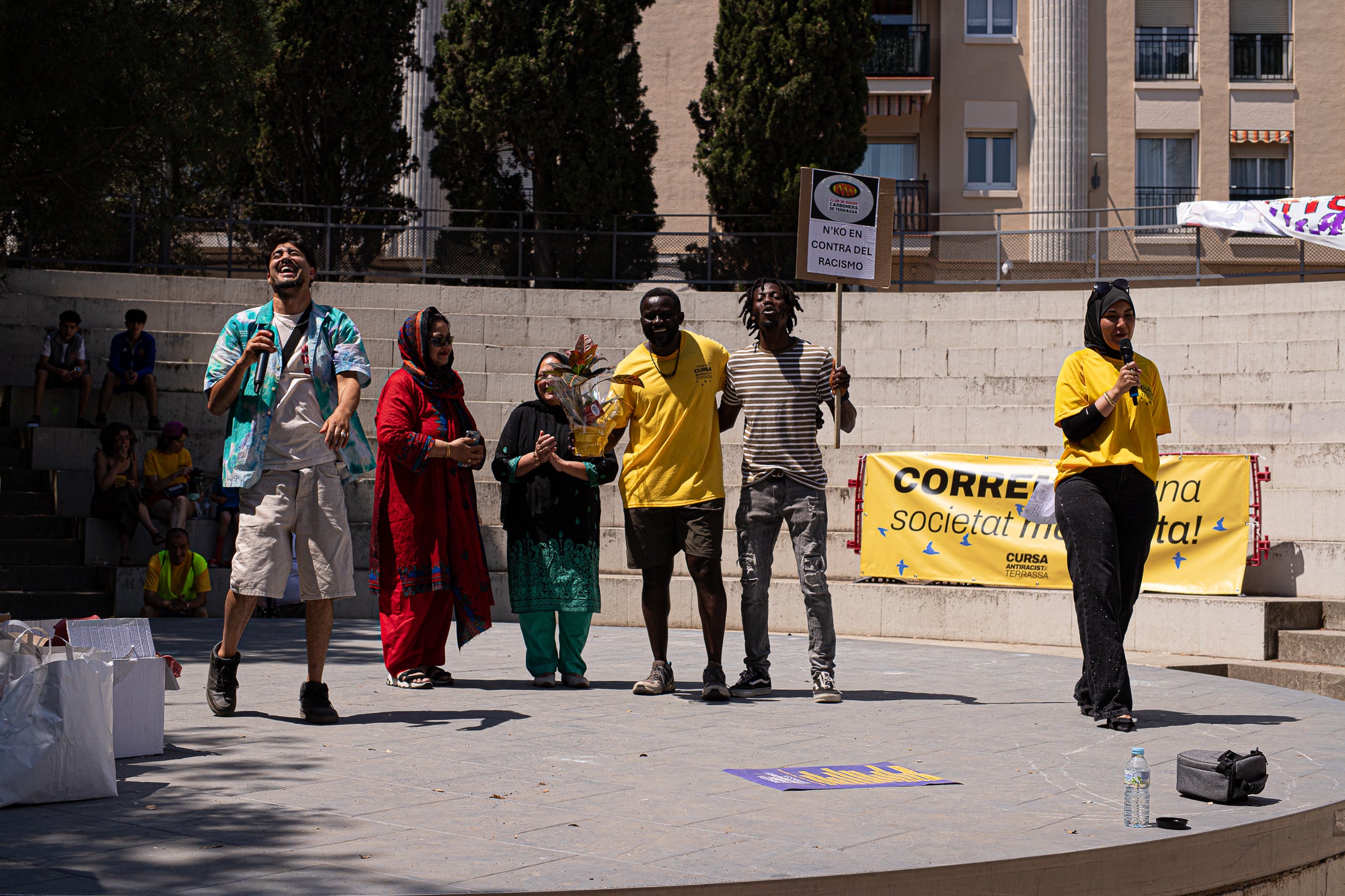 Uns 550 corredors han participat aquest dissabte, dia 23 de maig, en la primera Cursa Antiracista de Terrassa. Èxit absolut de la primera edició d’un esdeveniment esportiu no competitiu que busca visibilitzar la diversitat ciutadana i fomentar la convivència i cohesió social. Els organitzadors han repartit 504 dorsals d’adults i una quarantena d’infants, però també hi ha hagut molta gent que s’hi ha apuntat a última hora sense haver-se inscrit. L’inici i sortida ha estat des de la plaça de Catalunya, on al finalitzar s’ha llegit el manifest i s’ha pogut gaudir d’un vermut i dinar popular.
