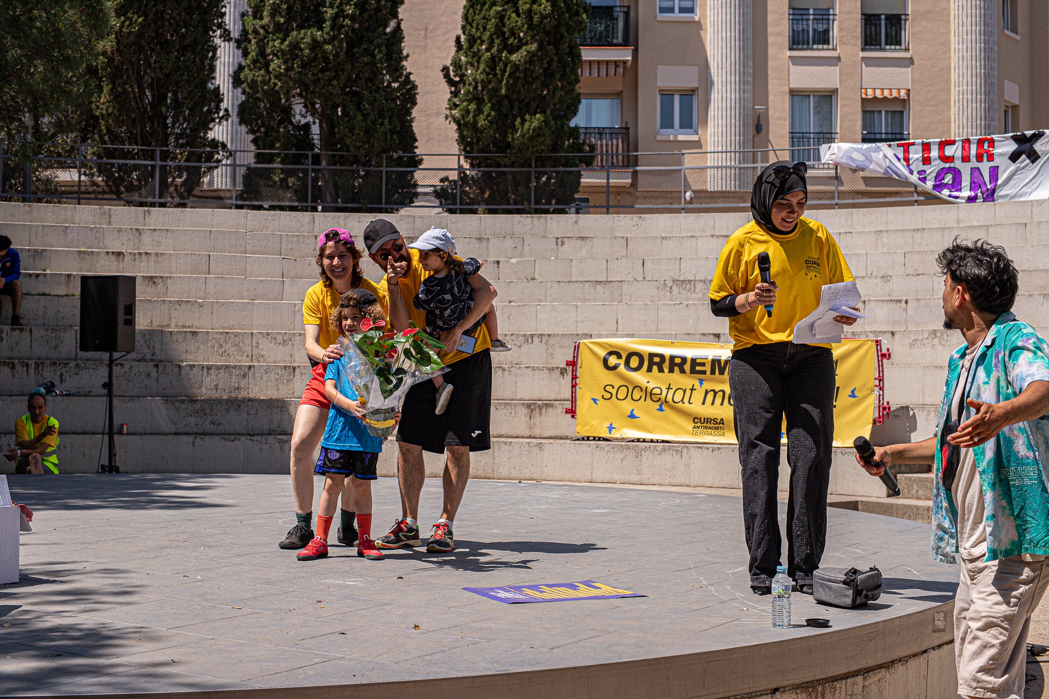 Uns 550 corredors han participat aquest dissabte, dia 23 de maig, en la primera Cursa Antiracista de Terrassa. Èxit absolut de la primera edició d’un esdeveniment esportiu no competitiu que busca visibilitzar la diversitat ciutadana i fomentar la convivència i cohesió social. Els organitzadors han repartit 504 dorsals d’adults i una quarantena d’infants, però també hi ha hagut molta gent que s’hi ha apuntat a última hora sense haver-se inscrit. L’inici i sortida ha estat des de la plaça de Catalunya, on al finalitzar s’ha llegit el manifest i s’ha pogut gaudir d’un vermut i dinar popular.