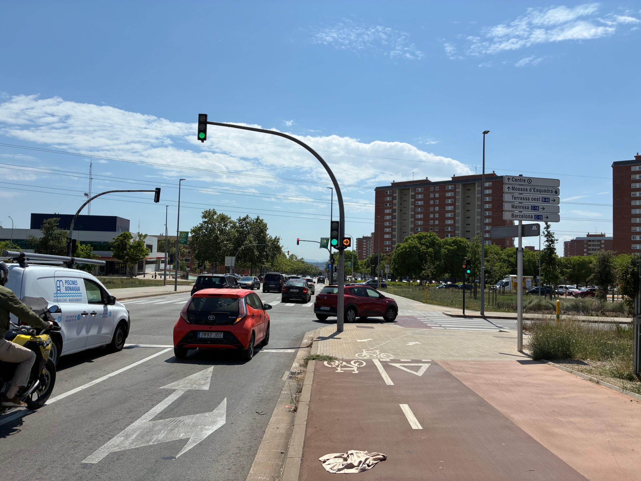 Modificació semafòrica a la carretera de Matadepera amb l'ambre intermitent perquè el carril de la dreta l'ocupin els cotxes que volen girar cap a la B-40 | Vicenç Batalla