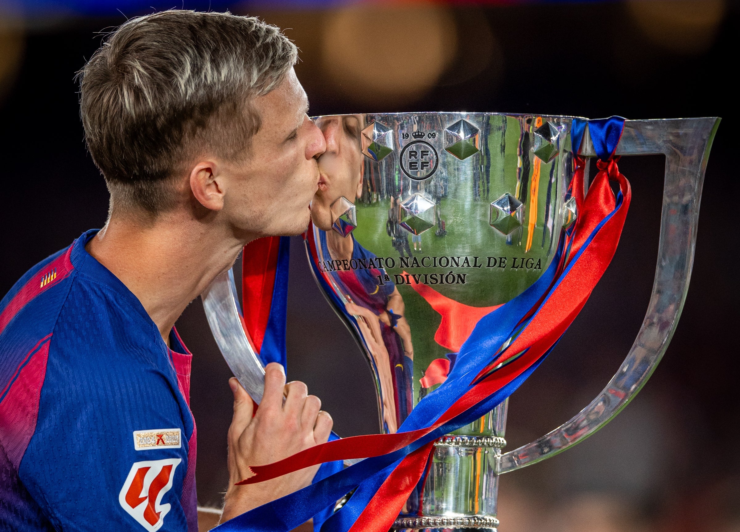 Dani Olmo besant la copa de la Lliga | FCB