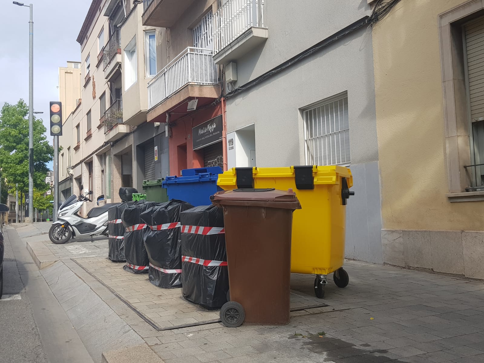 Contenidors soterrats tapats a la carretera de Montcada | Lluïsa Tarrida