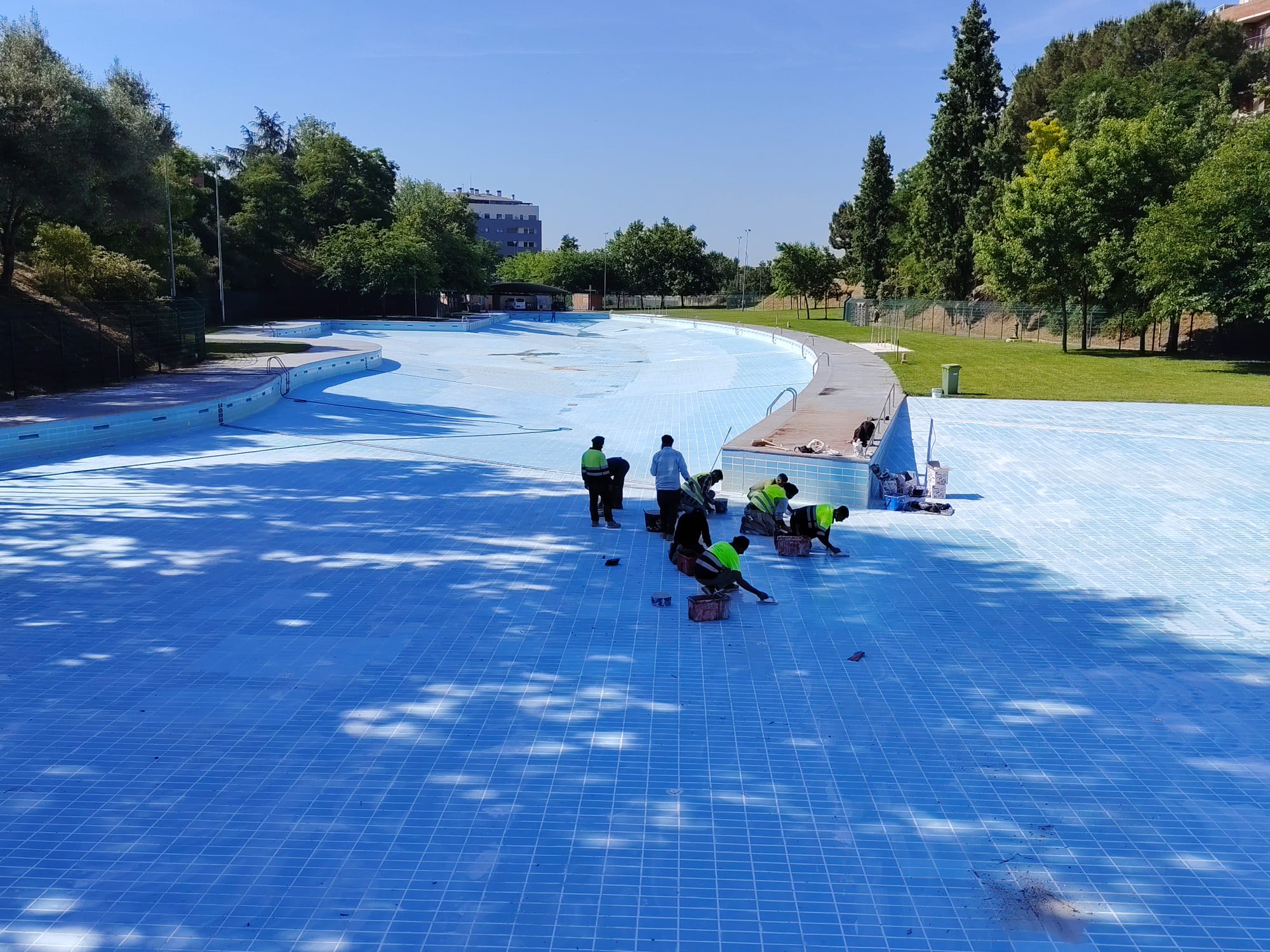 Neteja de la piscina de Vallparadís per a la nova temporada de bany | A.S.
