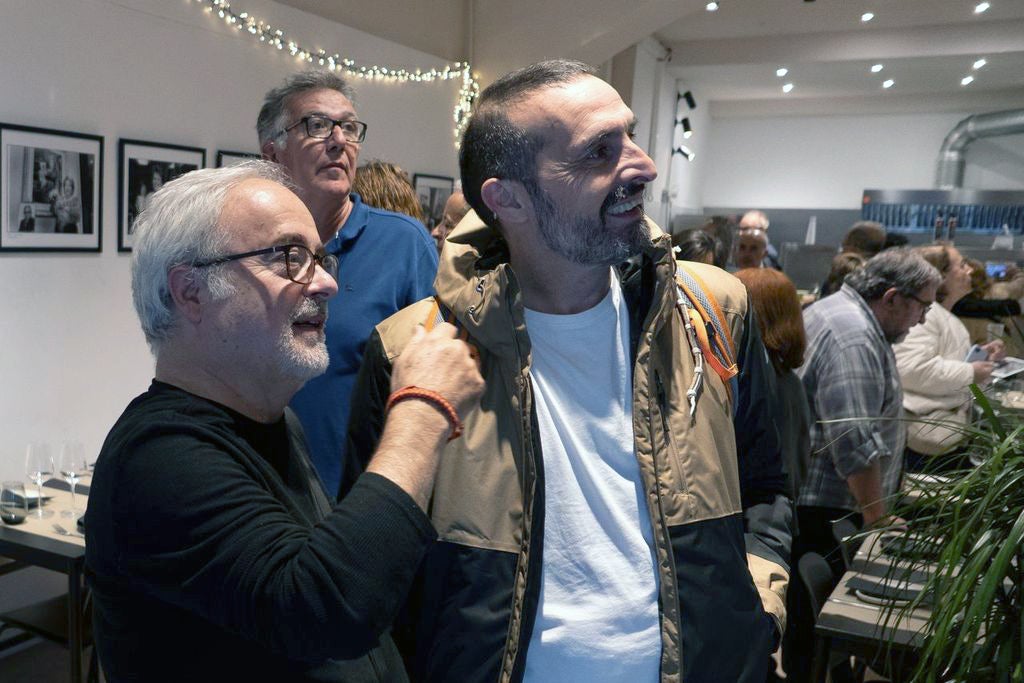 L’Espai Jordi Cuina, restaurant situat al carrer de la Rutlla, acull l’exposició “Personatges de Terrassa”. Es tracta de fotografies realitzades per Cristóbal Castro al llarg de la seva trajectòria professional a individus que han marcat la història local. La mostra es podrà veure fins al 15 de novembre. 
