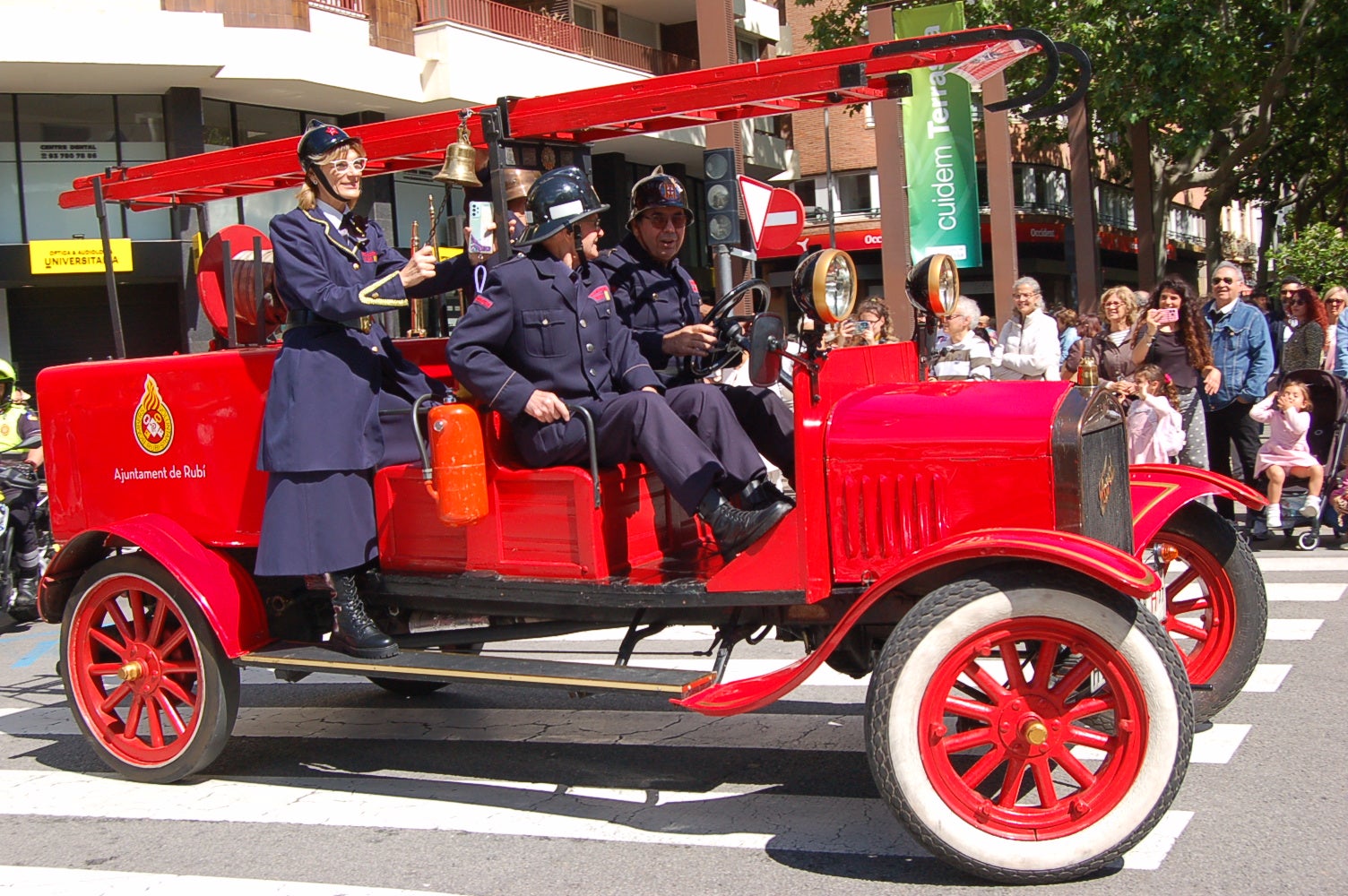 L’escuderia Motor Atlètic Terrassa Hockey Club (MATHC) ofereix per la Fira Modernista de Terrassa ofereix una exposició de motos i cotxes d’època, inspirada en l’activitat organitzada per Ernest Niquet per la festa major del 1903, el primer Aplec d’Automòbils de Terrassa. Els vehicles que es van poder admirar dataven de l’època del modernisme i són peces conservades i amanyagades, fins a l’últim detall. L’Inici de l’itinerari de motos va ser en direcció a la rambla d’Ègara per anar-se a trobar amb els cotxes i sortir conjuntament en desfilada.