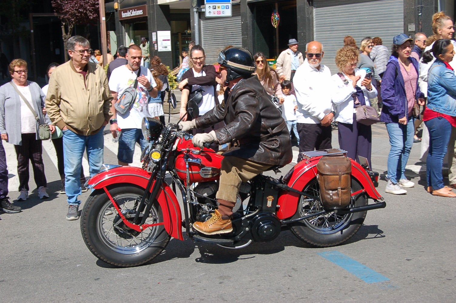 L’escuderia Motor Atlètic Terrassa Hockey Club (MATHC) ofereix per la Fira Modernista de Terrassa ofereix una exposició de motos i cotxes d’època, inspirada en l’activitat organitzada per Ernest Niquet per la festa major del 1903, el primer Aplec d’Automòbils de Terrassa. Els vehicles que es van poder admirar dataven de l’època del modernisme i són peces conservades i amanyagades, fins a l’últim detall. L’Inici de l’itinerari de motos va ser en direcció a la rambla d’Ègara per anar-se a trobar amb els cotxes i sortir conjuntament en desfilada.