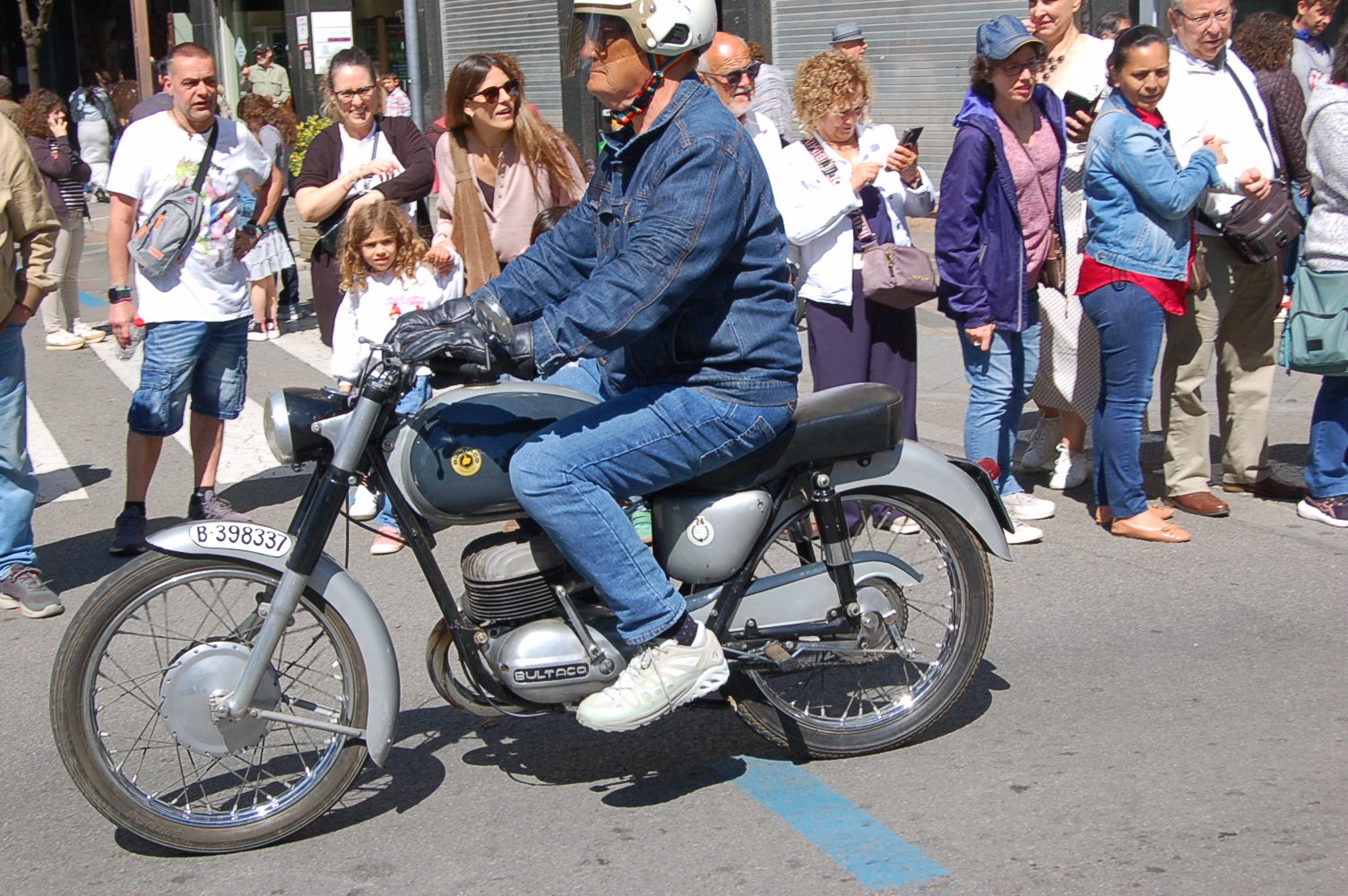 L’escuderia Motor Atlètic Terrassa Hockey Club (MATHC) ofereix per la Fira Modernista de Terrassa ofereix una exposició de motos i cotxes d’època, inspirada en l’activitat organitzada per Ernest Niquet per la festa major del 1903, el primer Aplec d’Automòbils de Terrassa. Els vehicles que es van poder admirar dataven de l’època del modernisme i són peces conservades i amanyagades, fins a l’últim detall. L’Inici de l’itinerari de motos va ser en direcció a la rambla d’Ègara per anar-se a trobar amb els cotxes i sortir conjuntament en desfilada.