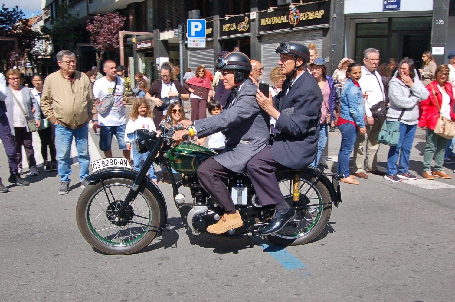 L’escuderia Motor Atlètic Terrassa Hockey Club (MATHC) ofereix per la Fira Modernista de Terrassa ofereix una exposició de motos i cotxes d’època, inspirada en l’activitat organitzada per Ernest Niquet per la festa major del 1903, el primer Aplec d’Automòbils de Terrassa. Els vehicles que es van poder admirar dataven de l’època del modernisme i són peces conservades i amanyagades, fins a l’últim detall. L’Inici de l’itinerari de motos va ser en direcció a la rambla d’Ègara per anar-se a trobar amb els cotxes i sortir conjuntament en desfilada.