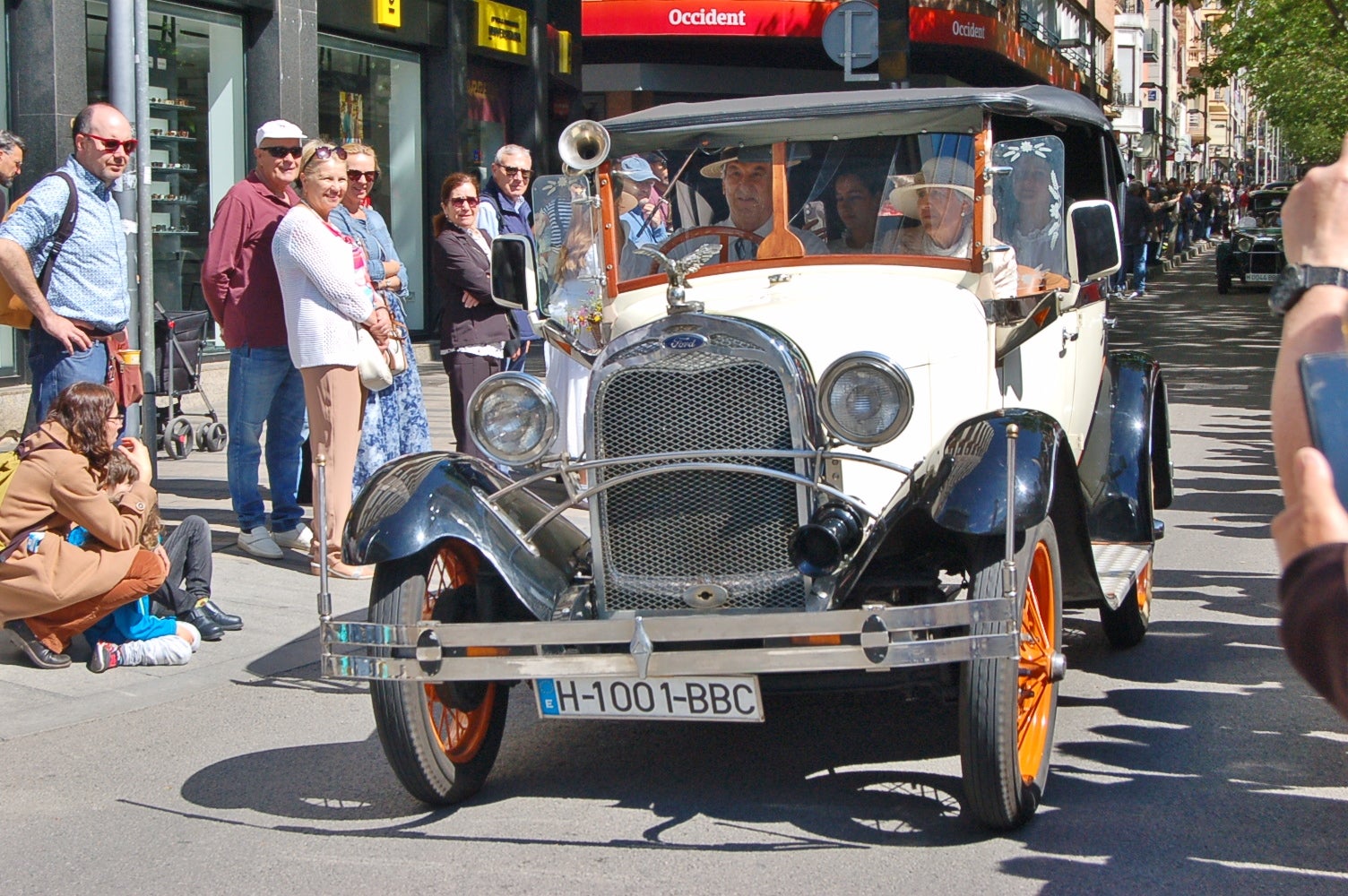 L’escuderia Motor Atlètic Terrassa Hockey Club (MATHC) ofereix per la Fira Modernista de Terrassa ofereix una exposició de motos i cotxes d’època, inspirada en l’activitat organitzada per Ernest Niquet per la festa major del 1903, el primer Aplec d’Automòbils de Terrassa. Els vehicles que es van poder admirar dataven de l’època del modernisme i són peces conservades i amanyagades, fins a l’últim detall. L’Inici de l’itinerari de motos va ser en direcció a la rambla d’Ègara per anar-se a trobar amb els cotxes i sortir conjuntament en desfilada.