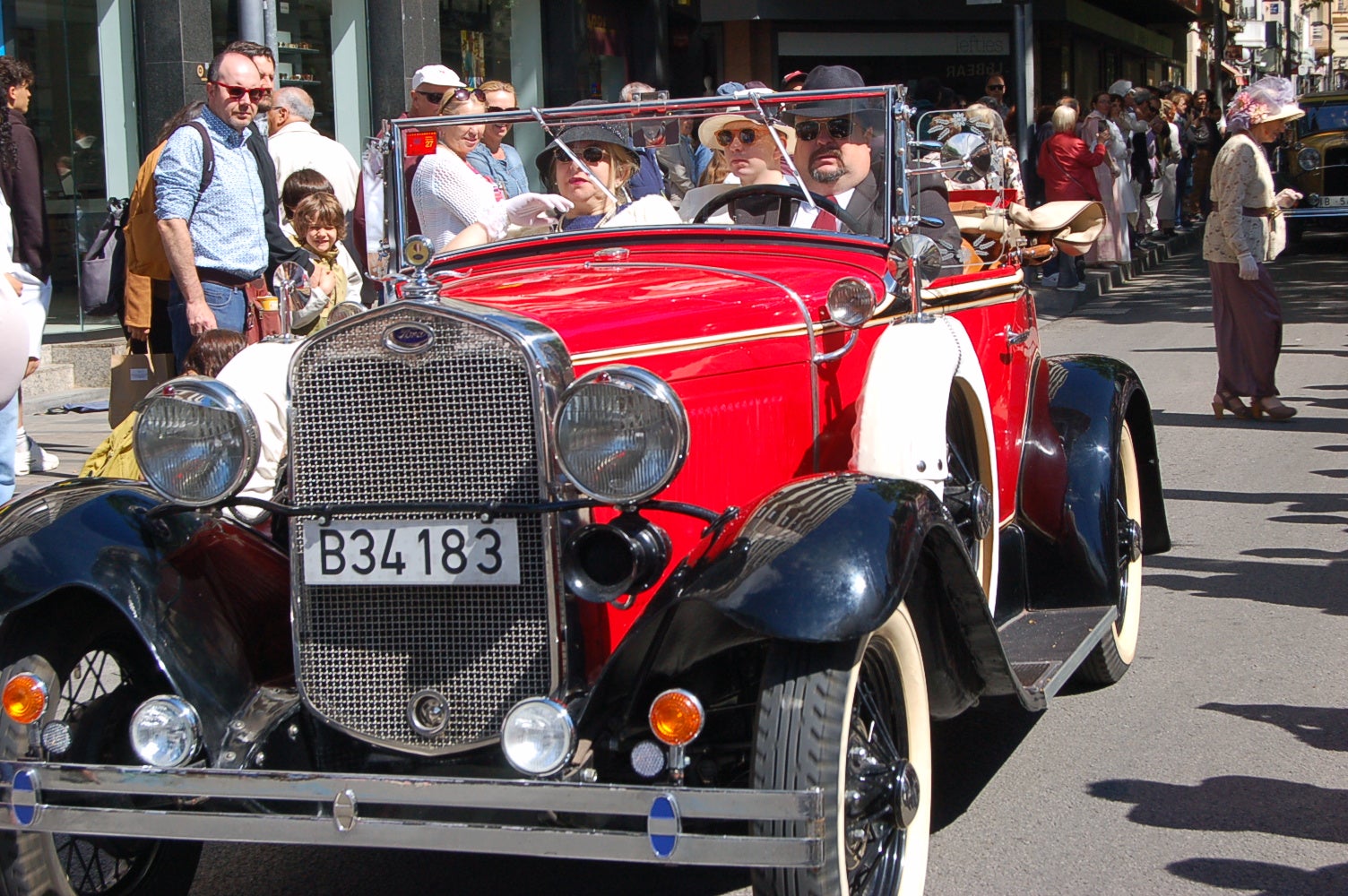 L’escuderia Motor Atlètic Terrassa Hockey Club (MATHC) ofereix per la Fira Modernista de Terrassa ofereix una exposició de motos i cotxes d’època, inspirada en l’activitat organitzada per Ernest Niquet per la festa major del 1903, el primer Aplec d’Automòbils de Terrassa. Els vehicles que es van poder admirar dataven de l’època del modernisme i són peces conservades i amanyagades, fins a l’últim detall. L’Inici de l’itinerari de motos va ser en direcció a la rambla d’Ègara per anar-se a trobar amb els cotxes i sortir conjuntament en desfilada.