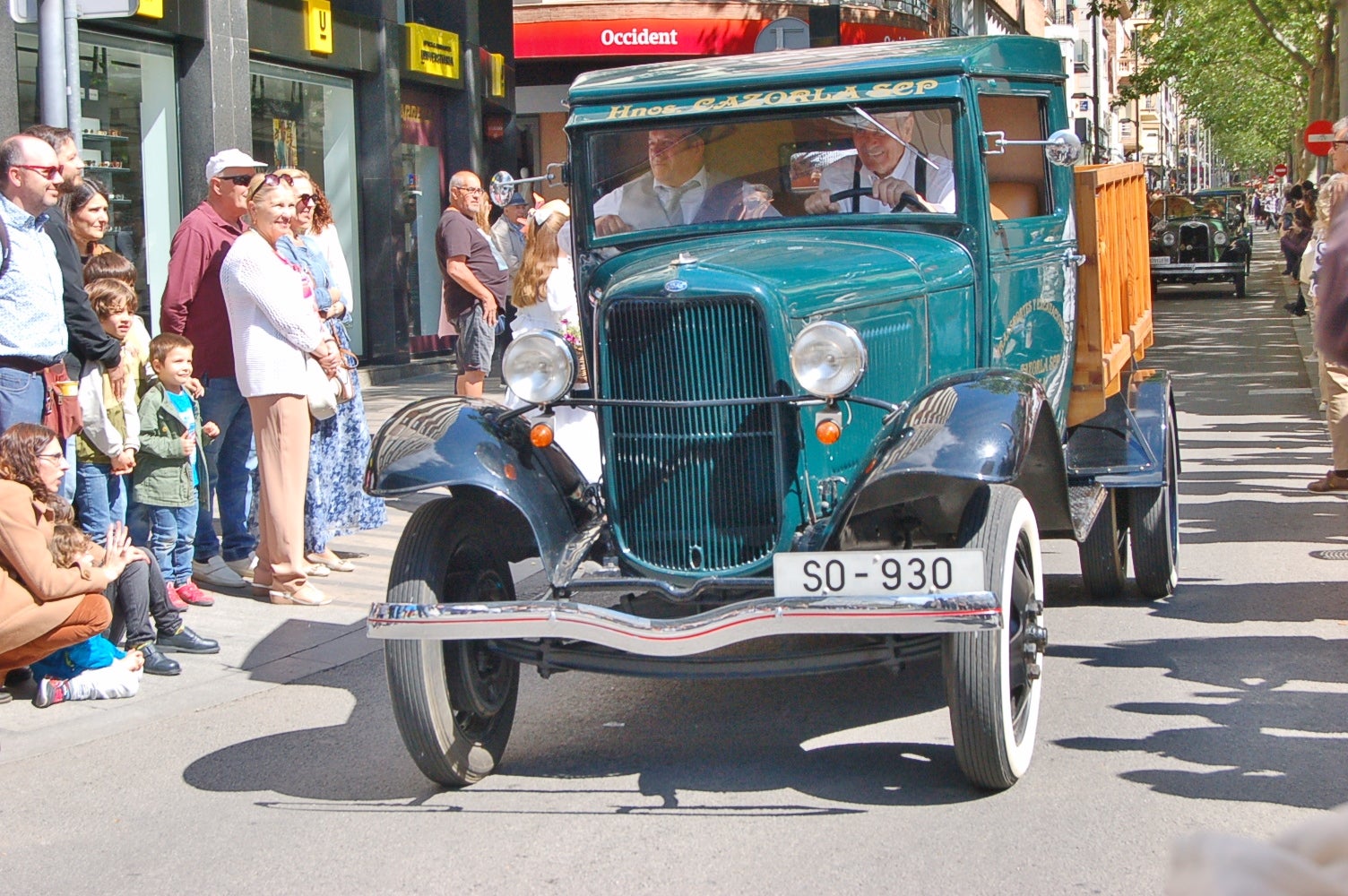 L’escuderia Motor Atlètic Terrassa Hockey Club (MATHC) ofereix per la Fira Modernista de Terrassa ofereix una exposició de motos i cotxes d’època, inspirada en l’activitat organitzada per Ernest Niquet per la festa major del 1903, el primer Aplec d’Automòbils de Terrassa. Els vehicles que es van poder admirar dataven de l’època del modernisme i són peces conservades i amanyagades, fins a l’últim detall. L’Inici de l’itinerari de motos va ser en direcció a la rambla d’Ègara per anar-se a trobar amb els cotxes i sortir conjuntament en desfilada.