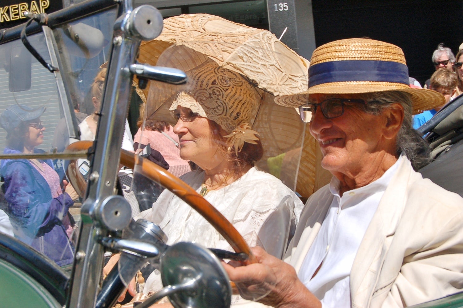 L’escuderia Motor Atlètic Terrassa Hockey Club (MATHC) ofereix per la Fira Modernista de Terrassa ofereix una exposició de motos i cotxes d’època, inspirada en l’activitat organitzada per Ernest Niquet per la festa major del 1903, el primer Aplec d’Automòbils de Terrassa. Els vehicles que es van poder admirar dataven de l’època del modernisme i són peces conservades i amanyagades, fins a l’últim detall. L’Inici de l’itinerari de motos va ser en direcció a la rambla d’Ègara per anar-se a trobar amb els cotxes i sortir conjuntament en desfilada.