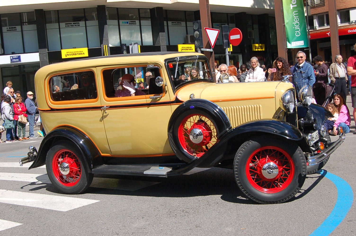 L’escuderia Motor Atlètic Terrassa Hockey Club (MATHC) ofereix per la Fira Modernista de Terrassa ofereix una exposició de motos i cotxes d’època, inspirada en l’activitat organitzada per Ernest Niquet per la festa major del 1903, el primer Aplec d’Automòbils de Terrassa. Els vehicles que es van poder admirar dataven de l’època del modernisme i són peces conservades i amanyagades, fins a l’últim detall. L’Inici de l’itinerari de motos va ser en direcció a la rambla d’Ègara per anar-se a trobar amb els cotxes i sortir conjuntament en desfilada.