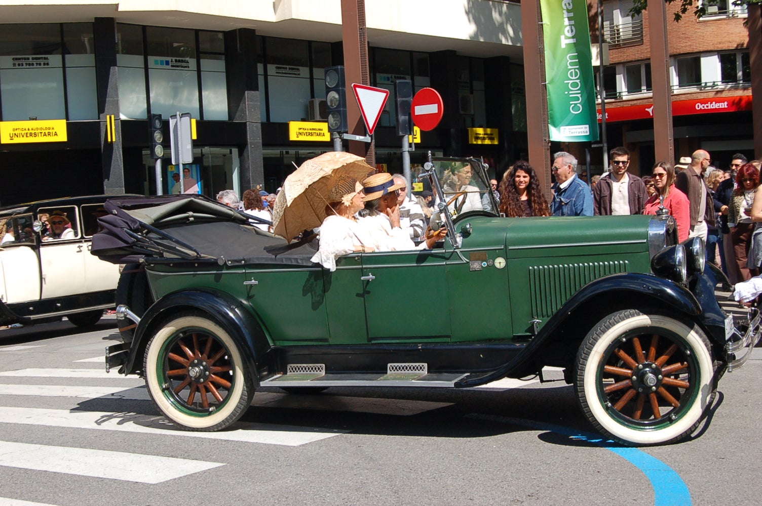 L’escuderia Motor Atlètic Terrassa Hockey Club (MATHC) ofereix per la Fira Modernista de Terrassa ofereix una exposició de motos i cotxes d’època, inspirada en l’activitat organitzada per Ernest Niquet per la festa major del 1903, el primer Aplec d’Automòbils de Terrassa. Els vehicles que es van poder admirar dataven de l’època del modernisme i són peces conservades i amanyagades, fins a l’últim detall. L’Inici de l’itinerari de motos va ser en direcció a la rambla d’Ègara per anar-se a trobar amb els cotxes i sortir conjuntament en desfilada.