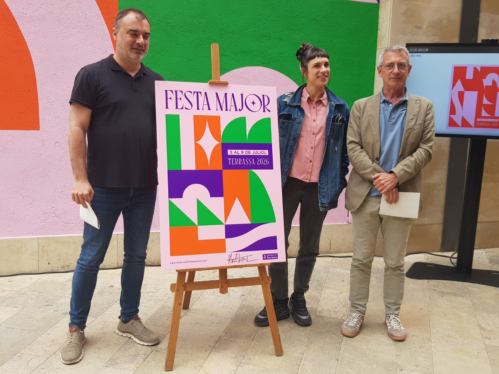 Presentació del cartell de la Festa Major de Terrassa 2026 amb Anna Taratiel, acompanyada de l'alcalde Jordi Ballart i el tinent d'alcalde Joan Salvador | Lluïsa Tarrida