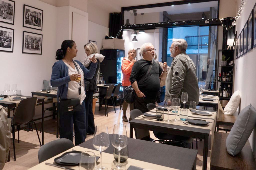 L’Espai Jordi Cuina, restaurant situat al carrer de la Rutlla, acull l’exposició “Personatges de Terrassa”. Es tracta de fotografies realitzades per Cristóbal Castro al llarg de la seva trajectòria professional a individus que han marcat la història local. La mostra es podrà veure fins al 15 de novembre. 
