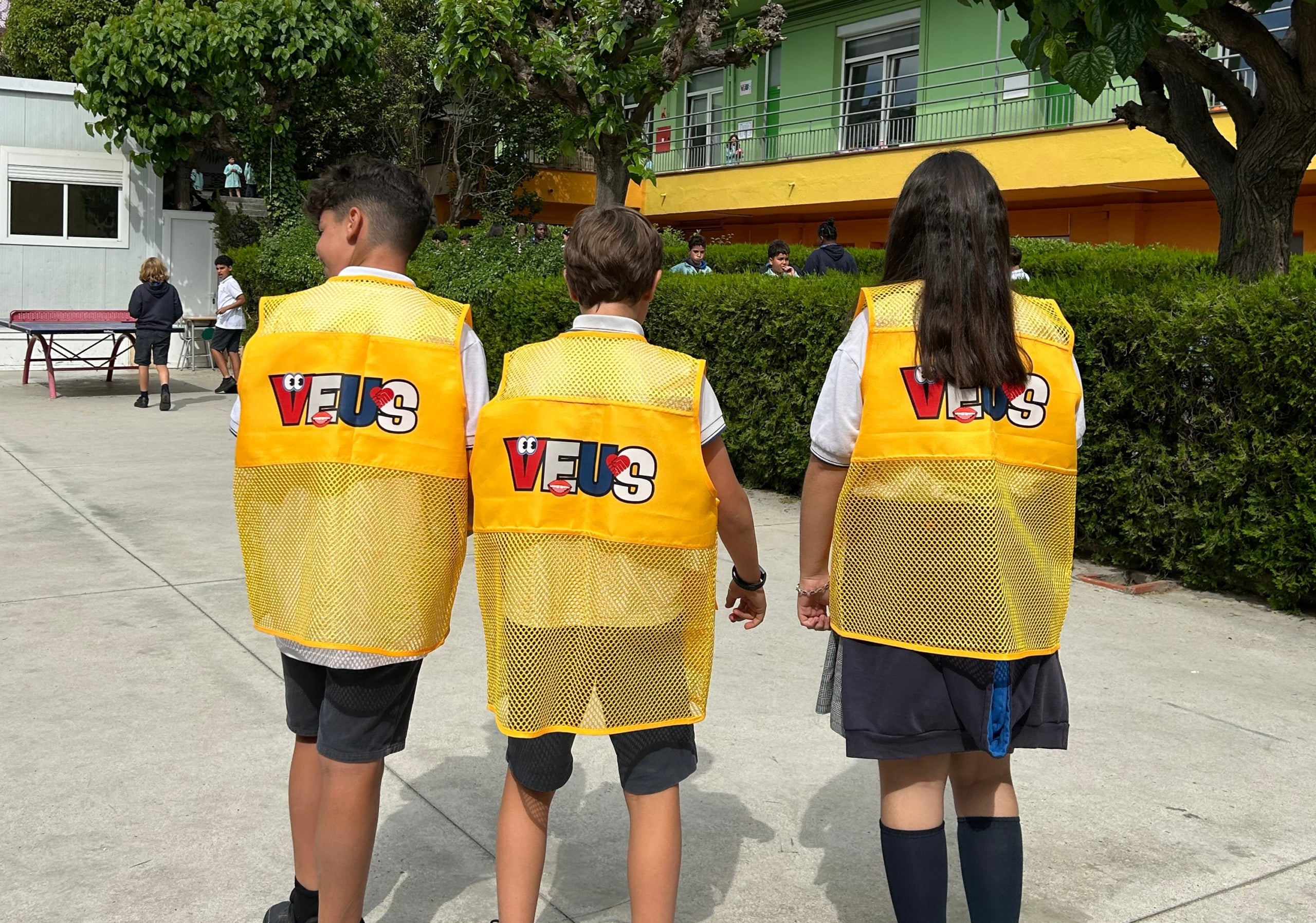 Els vigilants del projecte VEUS s'identifiquen amb una armilla groga | Sagrat Cor