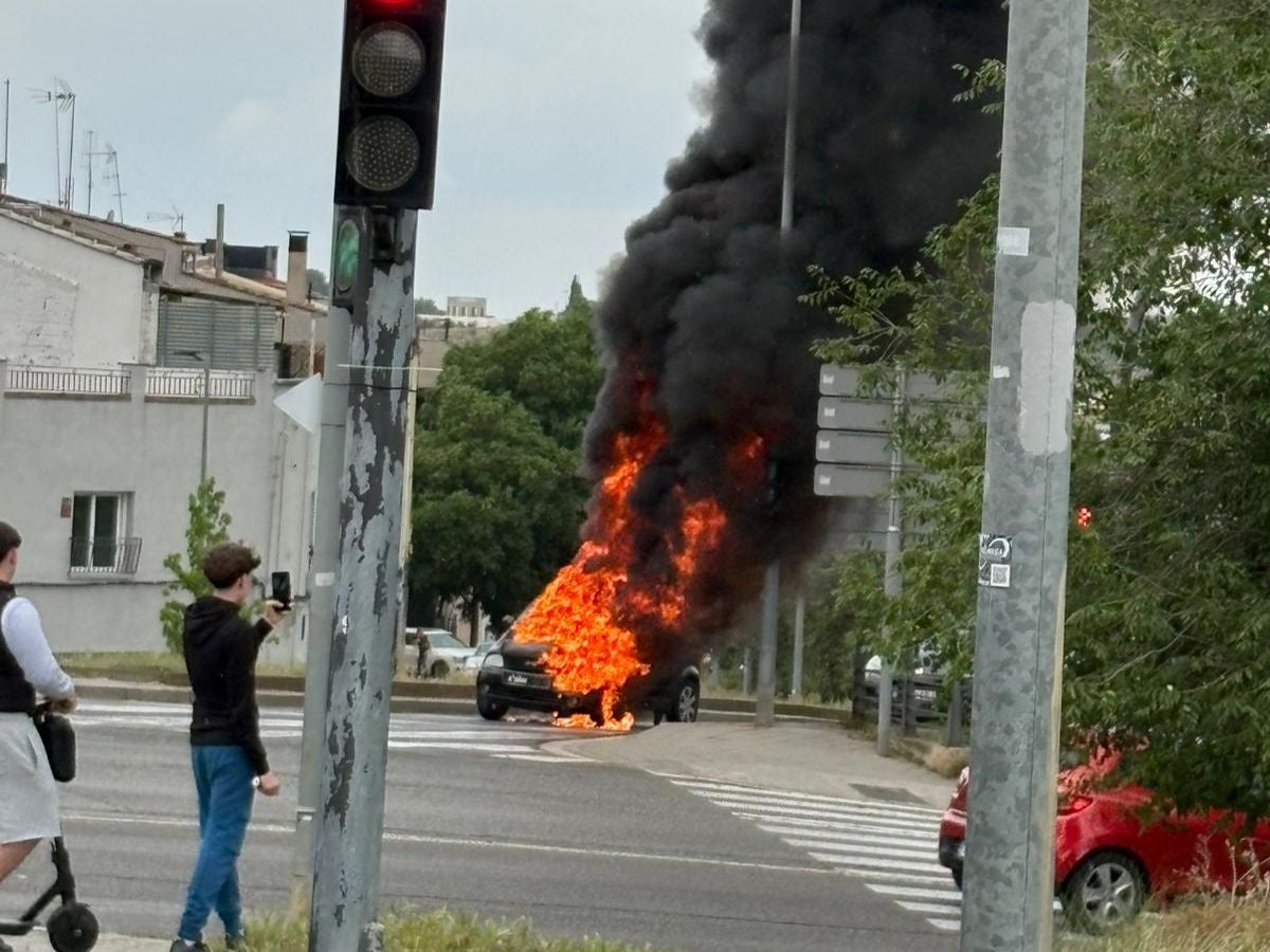 Un cotxe s'incendia a la Ronda Ponent de Terrassa | Victor Gutierrez
