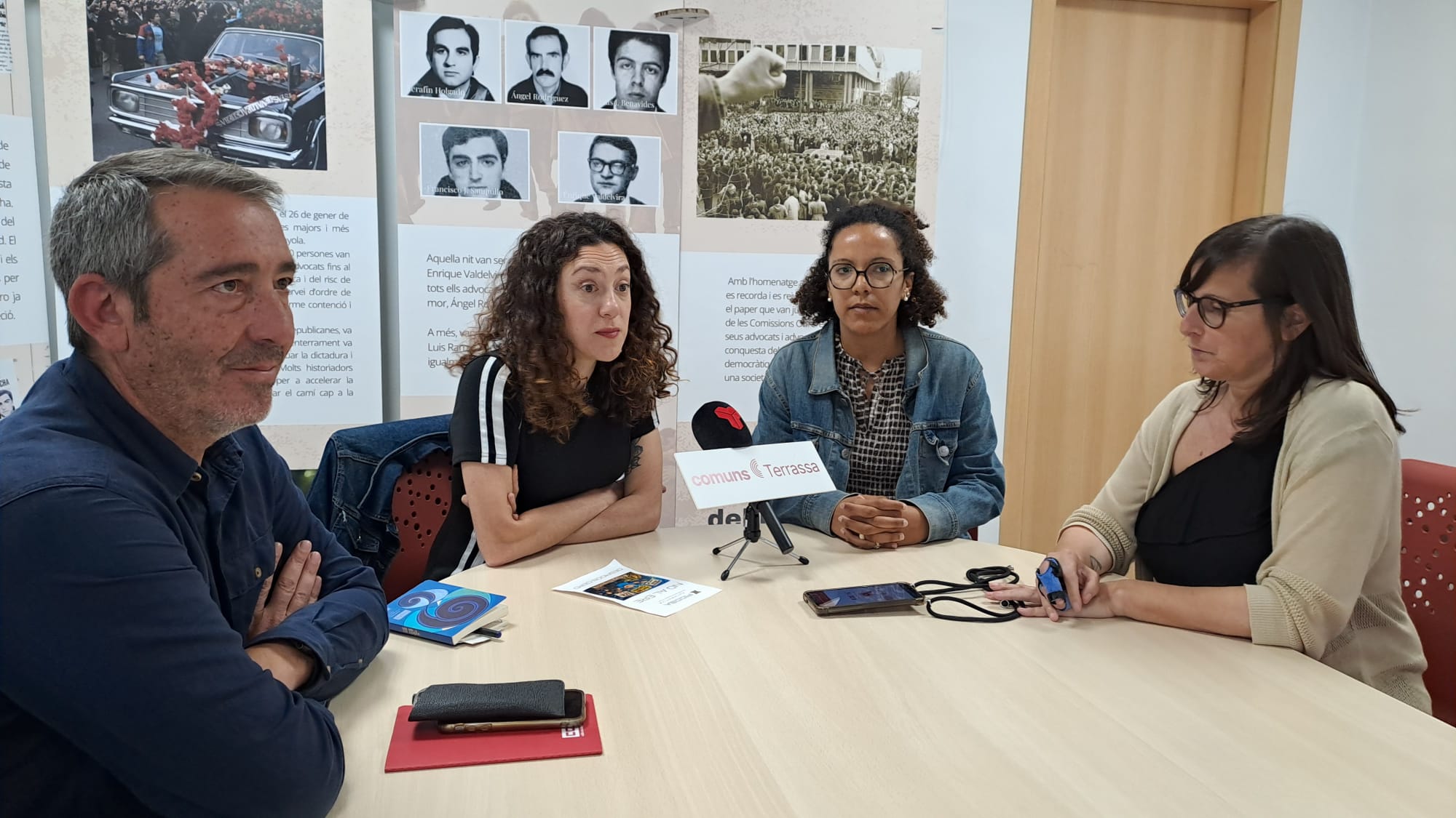 Les diputades de Comuns, Aina Vidal i Viviane Ogou, acompanyades d'Ivan Ramos, secretari general de CCOO del Vallès Occidental i Catalunya Central, i Glòria B. Soria, coordinadora de Comuns Terrassa | Oriol Manrique
