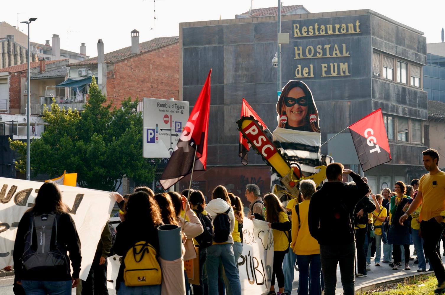 Centenars de docents s'han llençat aquest matí als carrers de Terrassa per unir-se a la vaga docent convocada arreu de Catalunya la setmana passada. Cada dia, la jornada de mobilitzacions es trasllada a un territori diferent del país i aquest dimarts ha arribat el torn del Vallès Occidental. Els mestres terrassencs s'han desplaçat des de l'estació d'autobusos fins a l'estació del Nord de Renfe, des d'on han agafat un tren cap a Sabadell per unir-se a la manifestació prevista a la plaça Espanya de la cocapital vallesana. Els docents catalans reclamen millores salarials, una reducció de les ràtios i més inversió. Aquest dimarts també està prevista una nova reunió dels sindicats amb Educació, després que la trobada del passat dijous acabés sense consens | Mireia Comas i Oriol Manrique