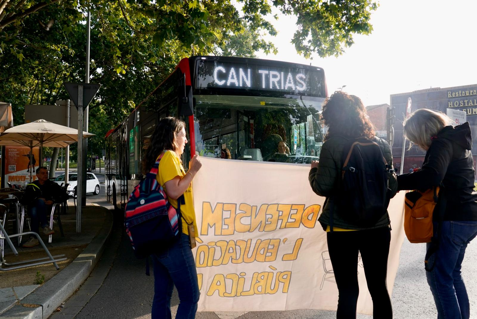 Centenars de docents s'han llençat aquest matí als carrers de Terrassa per unir-se a la vaga docent convocada arreu de Catalunya la setmana passada. Cada dia, la jornada de mobilitzacions es trasllada a un territori diferent del país i aquest dimarts ha arribat el torn del Vallès Occidental. Els mestres terrassencs s'han desplaçat des de l'estació d'autobusos fins a l'estació del Nord de Renfe, des d'on han agafat un tren cap a Sabadell per unir-se a la manifestació prevista a la plaça Espanya de la cocapital vallesana. Els docents catalans reclamen millores salarials, una reducció de les ràtios i més inversió. Aquest dimarts també està prevista una nova reunió dels sindicats amb Educació, després que la trobada del passat dijous acabés sense consens | Mireia Comas i Oriol Manrique