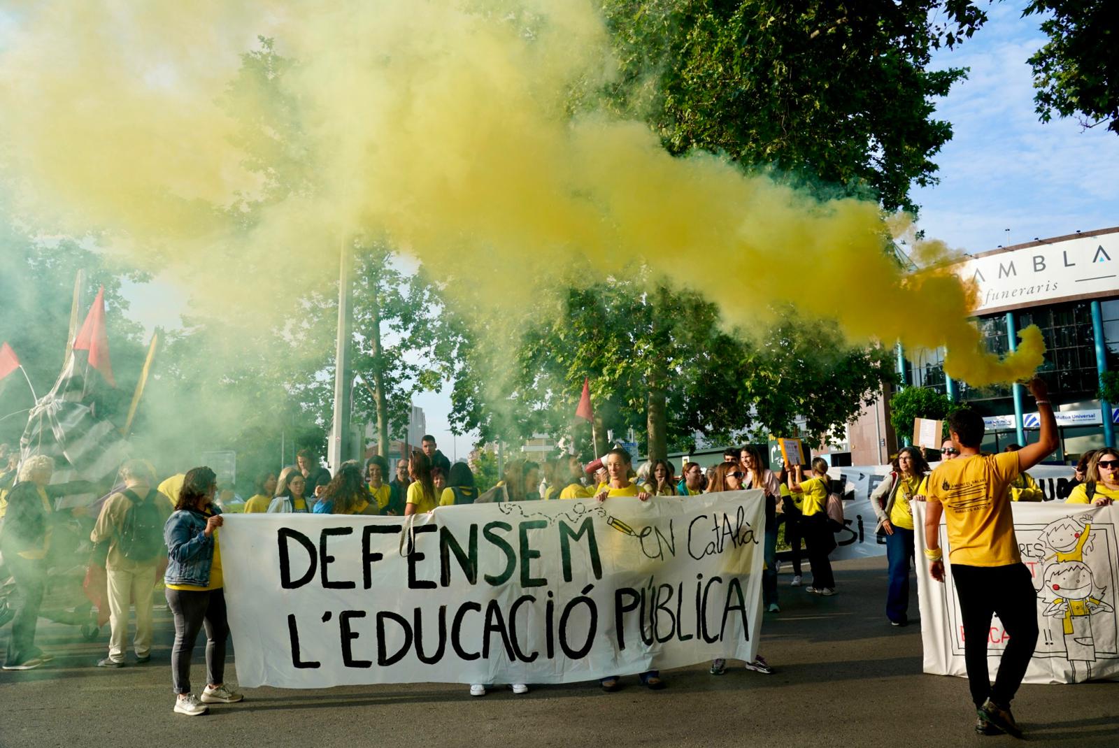 Centenars de docents s'han llençat aquest matí als carrers de Terrassa per unir-se a la vaga docent convocada arreu de Catalunya la setmana passada. Cada dia, la jornada de mobilitzacions es trasllada a un territori diferent del país i aquest dimarts ha arribat el torn del Vallès Occidental. Els mestres terrassencs s'han desplaçat des de l'estació d'autobusos fins a l'estació del Nord de Renfe, des d'on han agafat un tren cap a Sabadell per unir-se a la manifestació prevista a la plaça Espanya de la cocapital vallesana. Els docents catalans reclamen millores salarials, una reducció de les ràtios i més inversió. Aquest dimarts també està prevista una nova reunió dels sindicats amb Educació, després que la trobada del passat dijous acabés sense consens | Mireia Comas i Oriol Manrique