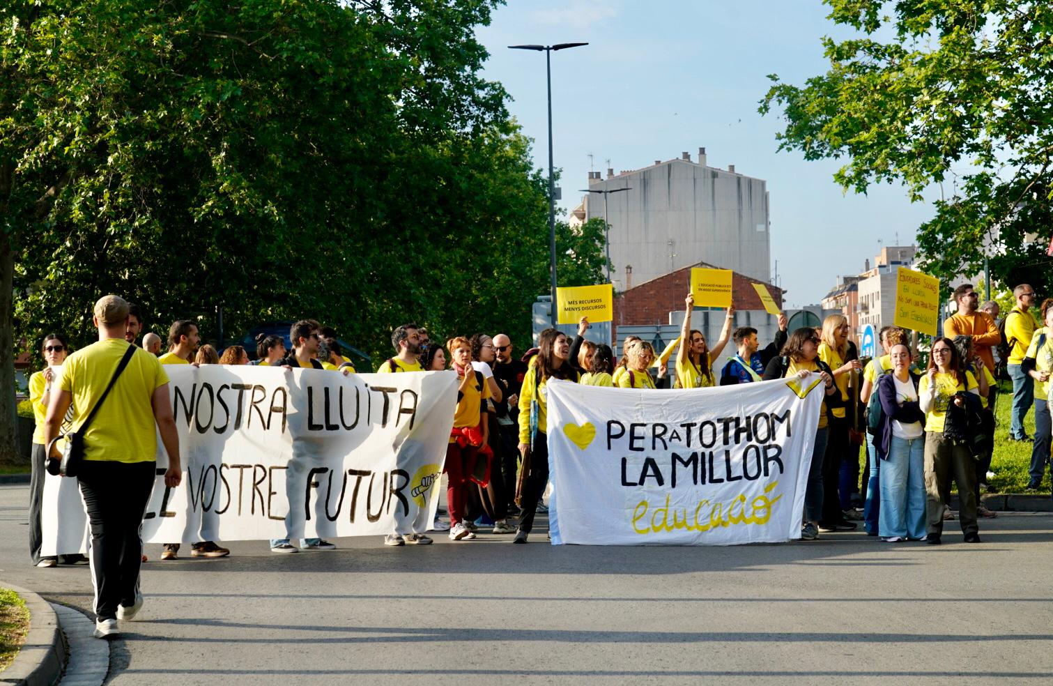 Centenars de docents s'han llençat aquest matí als carrers de Terrassa per unir-se a la vaga docent convocada arreu de Catalunya la setmana passada. Cada dia, la jornada de mobilitzacions es trasllada a un territori diferent del país i aquest dimarts ha arribat el torn del Vallès Occidental. Els mestres terrassencs s'han desplaçat des de l'estació d'autobusos fins a l'estació del Nord de Renfe, des d'on han agafat un tren cap a Sabadell per unir-se a la manifestació prevista a la plaça Espanya de la cocapital vallesana. Els docents catalans reclamen millores salarials, una reducció de les ràtios i més inversió. Aquest dimarts també està prevista una nova reunió dels sindicats amb Educació, després que la trobada del passat dijous acabés sense consens | Mireia Comas i Oriol Manrique
