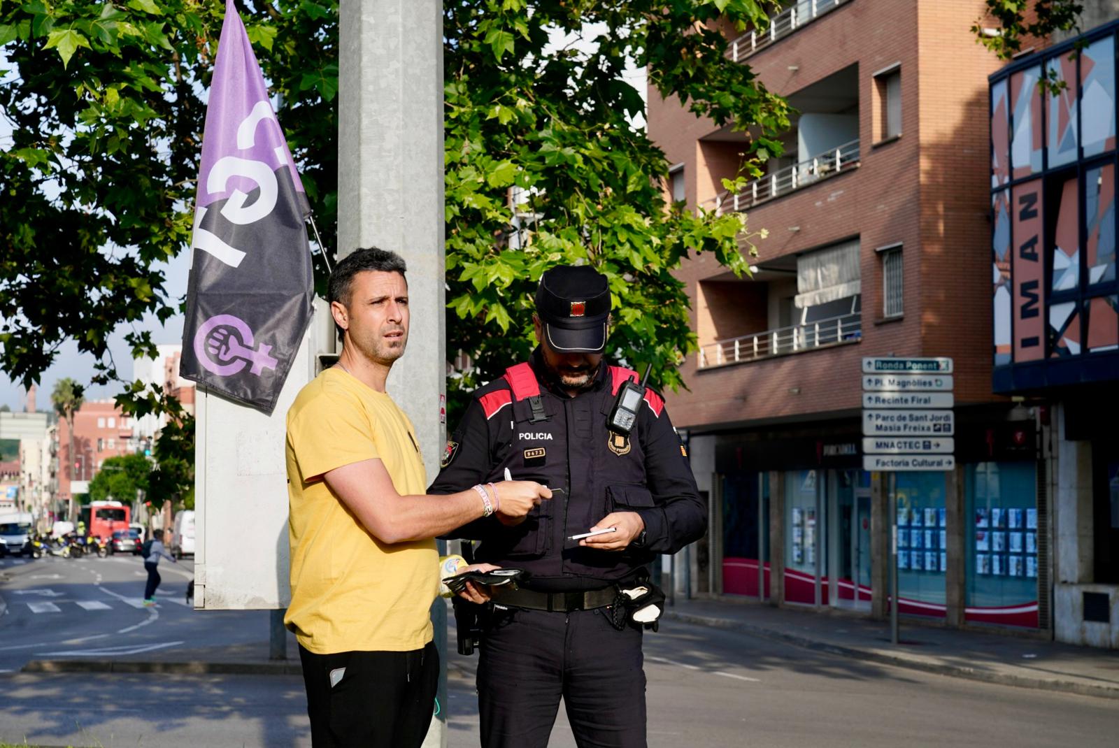Centenars de docents s'han llençat aquest matí als carrers de Terrassa per unir-se a la vaga docent convocada arreu de Catalunya la setmana passada. Cada dia, la jornada de mobilitzacions es trasllada a un territori diferent del país i aquest dimarts ha arribat el torn del Vallès Occidental. Els mestres terrassencs s'han desplaçat des de l'estació d'autobusos fins a l'estació del Nord de Renfe, des d'on han agafat un tren cap a Sabadell per unir-se a la manifestació prevista a la plaça Espanya de la cocapital vallesana. Els docents catalans reclamen millores salarials, una reducció de les ràtios i més inversió. Aquest dimarts també està prevista una nova reunió dels sindicats amb Educació, després que la trobada del passat dijous acabés sense consens | Mireia Comas i Oriol Manrique