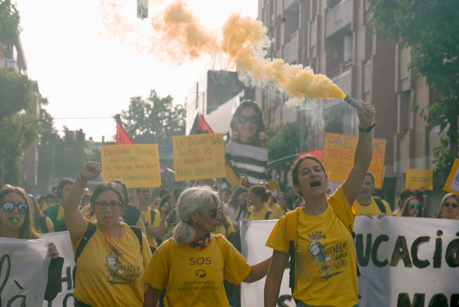 Centenars de docents s'han llençat aquest matí als carrers de Terrassa per unir-se a la vaga docent convocada arreu de Catalunya la setmana passada. Cada dia, la jornada de mobilitzacions es trasllada a un territori diferent del país i aquest dimarts ha arribat el torn del Vallès Occidental. Els mestres terrassencs s'han desplaçat des de l'estació d'autobusos fins a l'estació del Nord de Renfe, des d'on han agafat un tren cap a Sabadell per unir-se a la manifestació prevista a la plaça Espanya de la cocapital vallesana. Els docents catalans reclamen millores salarials, una reducció de les ràtios i més inversió. Aquest dimarts també està prevista una nova reunió dels sindicats amb Educació, després que la trobada del passat dijous acabés sense consens | Mireia Comas i Oriol Manrique