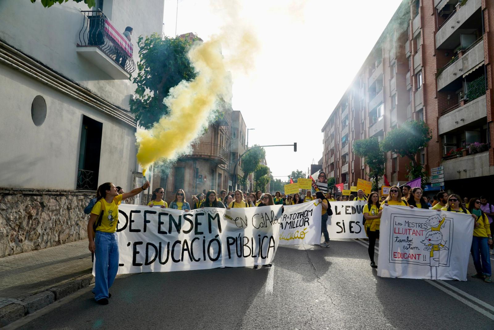 Centenars de docents s'han llençat aquest matí als carrers de Terrassa per unir-se a la vaga docent convocada arreu de Catalunya la setmana passada. Cada dia, la jornada de mobilitzacions es trasllada a un territori diferent del país i aquest dimarts ha arribat el torn del Vallès Occidental. Els mestres terrassencs s'han desplaçat des de l'estació d'autobusos fins a l'estació del Nord de Renfe, des d'on han agafat un tren cap a Sabadell per unir-se a la manifestació prevista a la plaça Espanya de la cocapital vallesana. Els docents catalans reclamen millores salarials, una reducció de les ràtios i més inversió. Aquest dimarts també està prevista una nova reunió dels sindicats amb Educació, després que la trobada del passat dijous acabés sense consens | Mireia Comas i Oriol Manrique