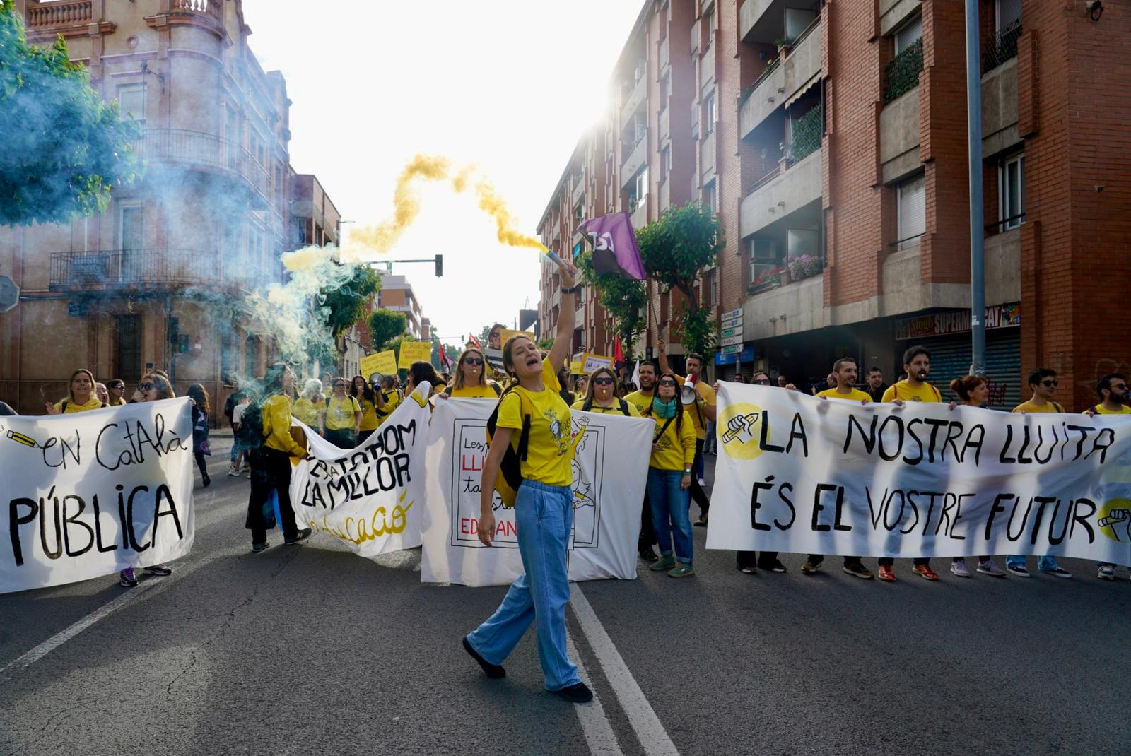 Centenars de docents s'han llençat aquest matí als carrers de Terrassa per unir-se a la vaga docent convocada arreu de Catalunya la setmana passada. Cada dia, la jornada de mobilitzacions es trasllada a un territori diferent del país i aquest dimarts ha arribat el torn del Vallès Occidental. Els mestres terrassencs s'han desplaçat des de l'estació d'autobusos fins a l'estació del Nord de Renfe, des d'on han agafat un tren cap a Sabadell per unir-se a la manifestació prevista a la plaça Espanya de la cocapital vallesana. Els docents catalans reclamen millores salarials, una reducció de les ràtios i més inversió. Aquest dimarts també està prevista una nova reunió dels sindicats amb Educació, després que la trobada del passat dijous acabés sense consens | Mireia Comas i Oriol Manrique