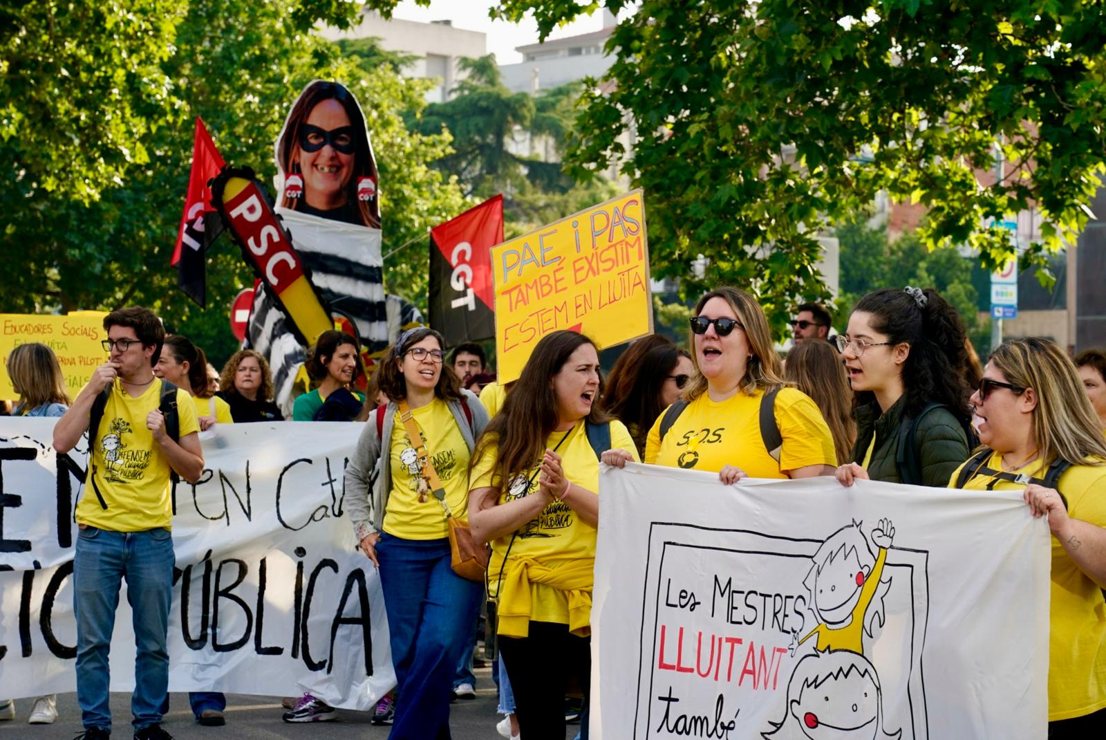 Centenars de docents s'han llençat aquest matí als carrers de Terrassa per unir-se a la vaga docent convocada arreu de Catalunya la setmana passada. Cada dia, la jornada de mobilitzacions es trasllada a un territori diferent del país i aquest dimarts ha arribat el torn del Vallès Occidental. Els mestres terrassencs s'han desplaçat des de l'estació d'autobusos fins a l'estació del Nord de Renfe, des d'on han agafat un tren cap a Sabadell per unir-se a la manifestació prevista a la plaça Espanya de la cocapital vallesana. Els docents catalans reclamen millores salarials, una reducció de les ràtios i més inversió. Aquest dimarts també està prevista una nova reunió dels sindicats amb Educació, després que la trobada del passat dijous acabés sense consens | Mireia Comas i Oriol Manrique