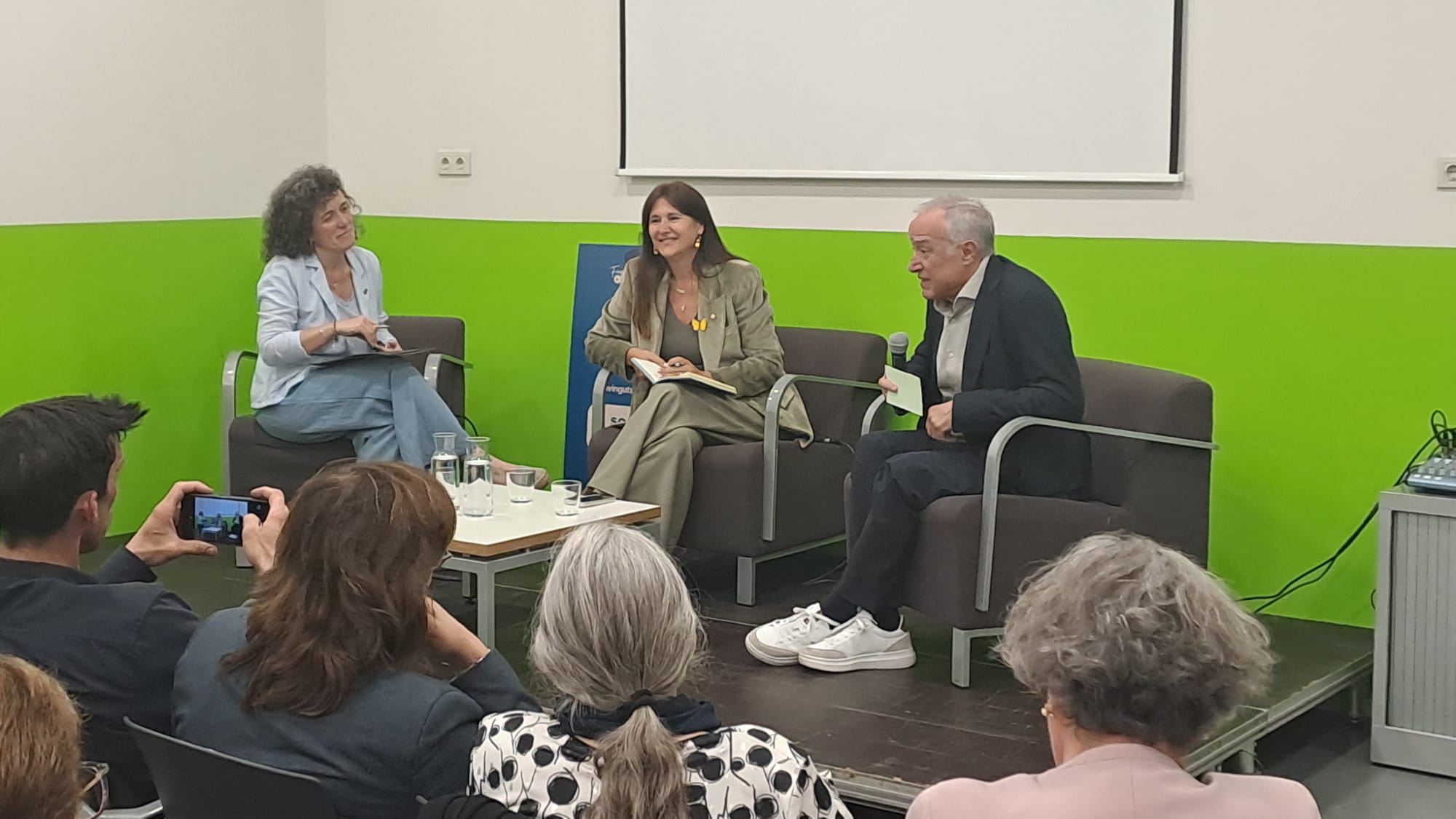 Xerrada de Laura Borrás i Salvador Cardús a la Biblioteca del Districte 4 de Terrassa | Oriol Manrique
