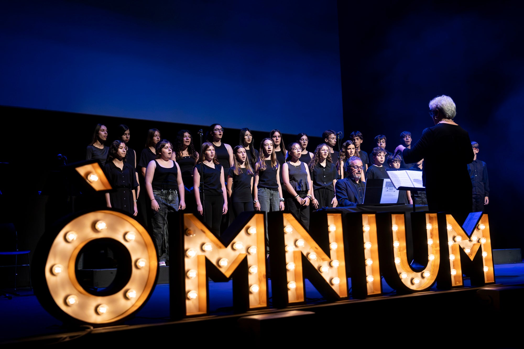 Aquest dijous, dia 25 de juny, va tenir lloc la 36a Nit del Misteri, organitzada per Òmnium Terrassa. El Teatre Principal va acollir el lliurament dels guardons literaris, amb la presència del president d'Òmnium Cultural, Xavier Antich; i la presidenta d'Òmnium Terrassa, Anna Carol. El Premi de novel·la Ferran Canyameres, el premi de novel·la d'intriga més antic del país en el seu gènere i amb la dotació més alta, de 5.500 euros, va anar per Jordi Solé Comas. La resta de premiats van ser: Cristina Solé Padullés (narracions curtes), Cristina Álvarez Roig (Poesia Enric Gall), Anita Andriello, Laura Perera Ramírez i Clàudia Meitian Andújar (Maria Rovira); i Sílvia Lonina Viaplana i Aniol Sanz Ribas (Premi M. Montserrat Oller)