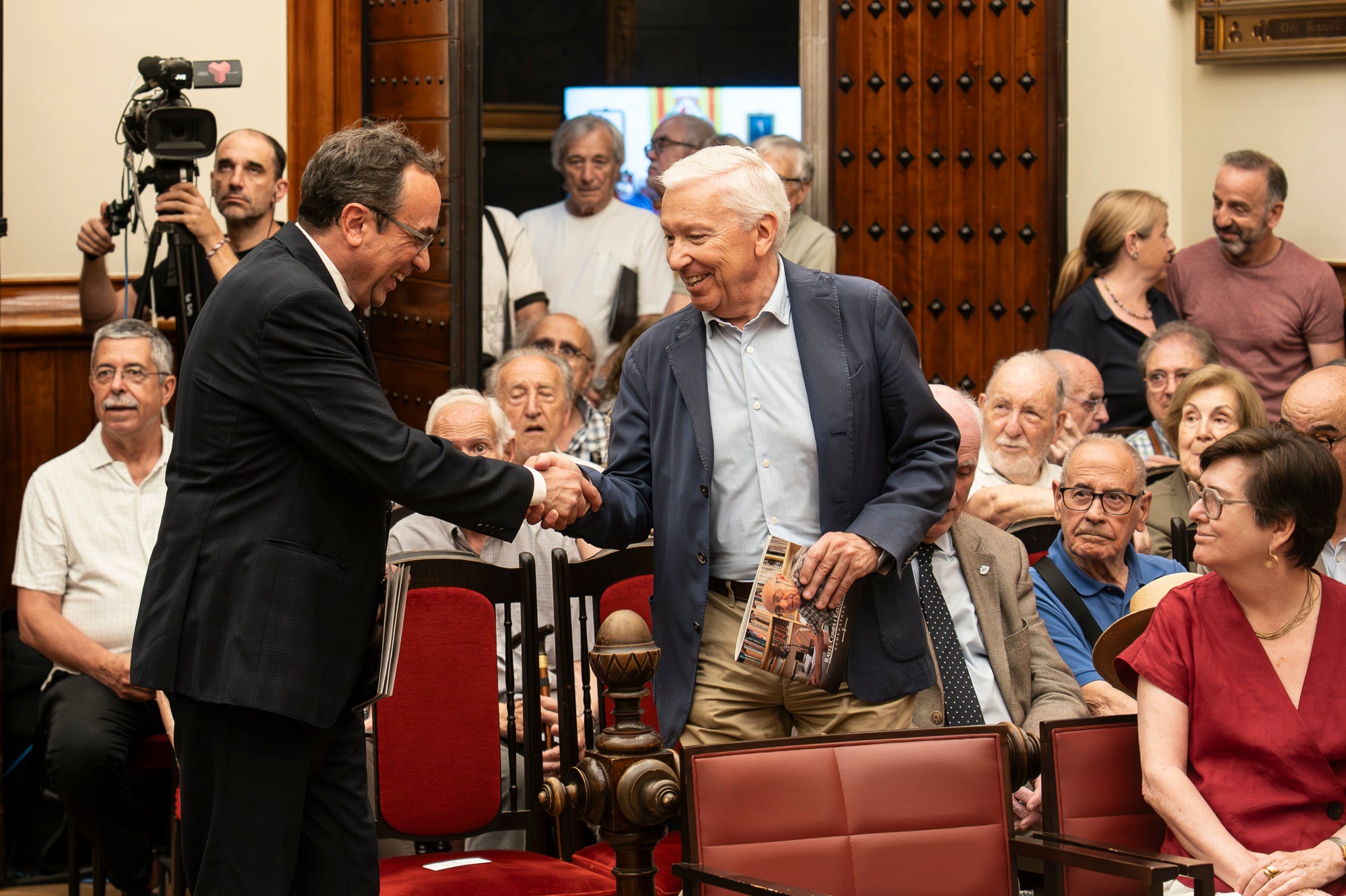 El Saló de Sessions de l'Ajuntament de Terrassa ha acollit aquest dimarts, dia 16 de juny, l’acte de lliurament de la Medalla d’Honor de la Ciutat a Rafel Comes i Ezequiel, en reconeixement de la seva destacada trajectòria en l’àmbit de la recerca històrica, la numismàtica, el col·leccionisme i la preservació de la memòria de la ciutat. L’historiador Josep Puy i Juanico ha estat l’encarregat de fer la glossa.