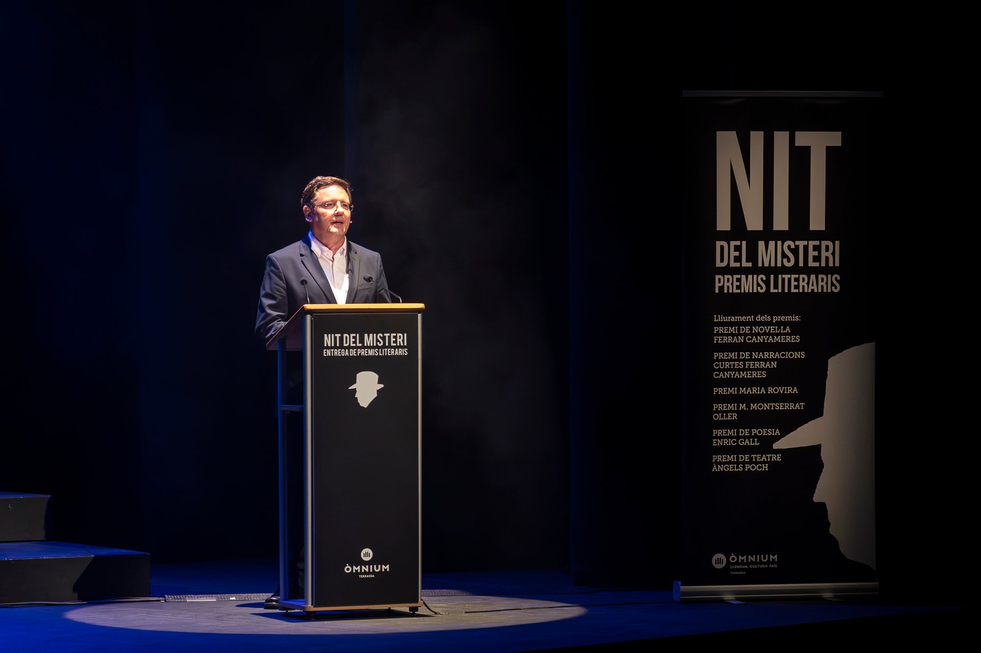 Aquest dijous, dia 25 de juny, va tenir lloc la 36a Nit del Misteri, organitzada per Òmnium Terrassa. El Teatre Principal va acollir el lliurament dels guardons literaris, amb la presència del president d'Òmnium Cultural, Xavier Antich; i la presidenta d'Òmnium Terrassa, Anna Carol. El Premi de novel·la Ferran Canyameres, el premi de novel·la d'intriga més antic del país en el seu gènere i amb la dotació més alta, de 5.500 euros, va anar per Jordi Solé Comas. La resta de premiats van ser: Cristina Solé Padullés (narracions curtes), Cristina Álvarez Roig (Poesia Enric Gall), Anita Andriello, Laura Perera Ramírez i Clàudia Meitian Andújar (Maria Rovira); i Sílvia Lonina Viaplana i Aniol Sanz Ribas (Premi M. Montserrat Oller)