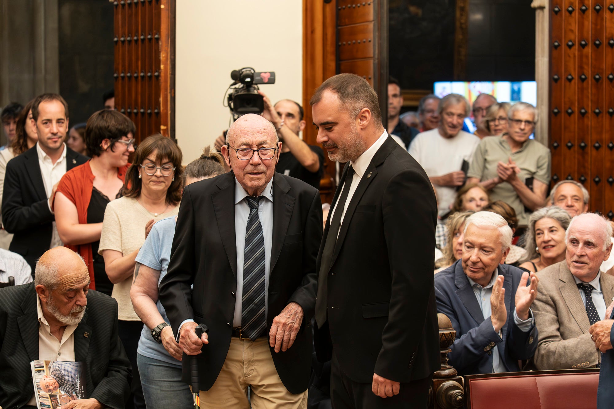 El Saló de Sessions de l'Ajuntament de Terrassa ha acollit aquest dimarts, dia 16 de juny, l’acte de lliurament de la Medalla d’Honor de la Ciutat a Rafel Comes i Ezequiel, en reconeixement de la seva destacada trajectòria en l’àmbit de la recerca històrica, la numismàtica, el col·leccionisme i la preservació de la memòria de la ciutat. L’historiador Josep Puy i Juanico ha estat l’encarregat de fer la glossa.