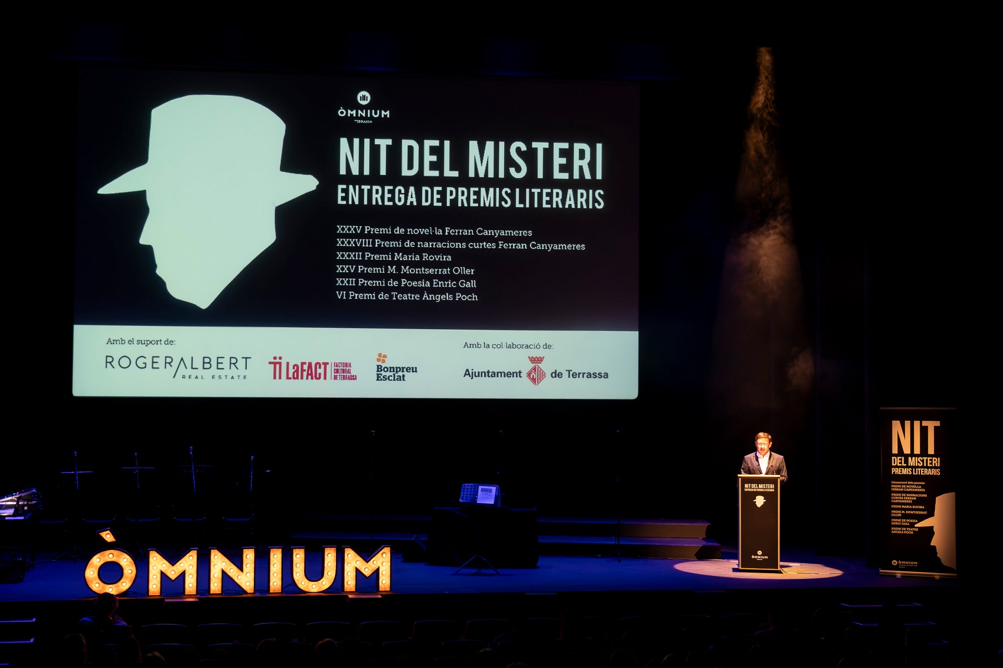 Aquest dijous, dia 25 de juny, va tenir lloc la 36a Nit del Misteri, organitzada per Òmnium Terrassa. El Teatre Principal va acollir el lliurament dels guardons literaris, amb la presència del president d'Òmnium Cultural, Xavier Antich; i la presidenta d'Òmnium Terrassa, Anna Carol. El Premi de novel·la Ferran Canyameres, el premi de novel·la d'intriga més antic del país en el seu gènere i amb la dotació més alta, de 5.500 euros, va anar per Jordi Solé Comas. La resta de premiats van ser: Cristina Solé Padullés (narracions curtes), Cristina Álvarez Roig (Poesia Enric Gall), Anita Andriello, Laura Perera Ramírez i Clàudia Meitian Andújar (Maria Rovira); i Sílvia Lonina Viaplana i Aniol Sanz Ribas (Premi M. Montserrat Oller)