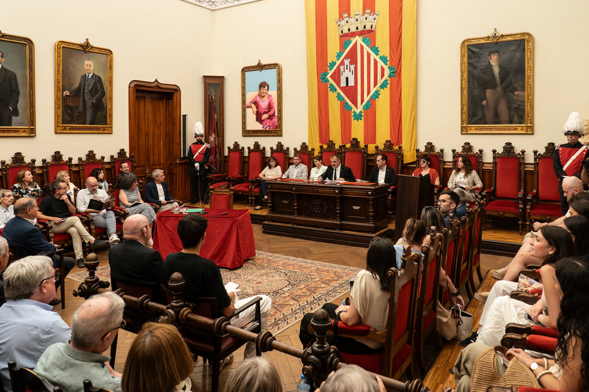 El Saló de Sessions de l'Ajuntament de Terrassa ha acollit aquest dimarts, dia 16 de juny, l’acte de lliurament de la Medalla d’Honor de la Ciutat a Rafel Comes i Ezequiel, en reconeixement de la seva destacada trajectòria en l’àmbit de la recerca històrica, la numismàtica, el col·leccionisme i la preservació de la memòria de la ciutat. L’historiador Josep Puy i Juanico ha estat l’encarregat de fer la glossa.