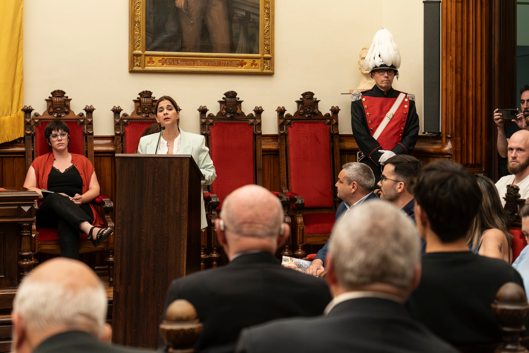 El Saló de Sessions de l'Ajuntament de Terrassa ha acollit aquest dimarts, dia 16 de juny, l’acte de lliurament de la Medalla d’Honor de la Ciutat a Rafel Comes i Ezequiel, en reconeixement de la seva destacada trajectòria en l’àmbit de la recerca històrica, la numismàtica, el col·leccionisme i la preservació de la memòria de la ciutat. L’historiador Josep Puy i Juanico ha estat l’encarregat de fer la glossa.