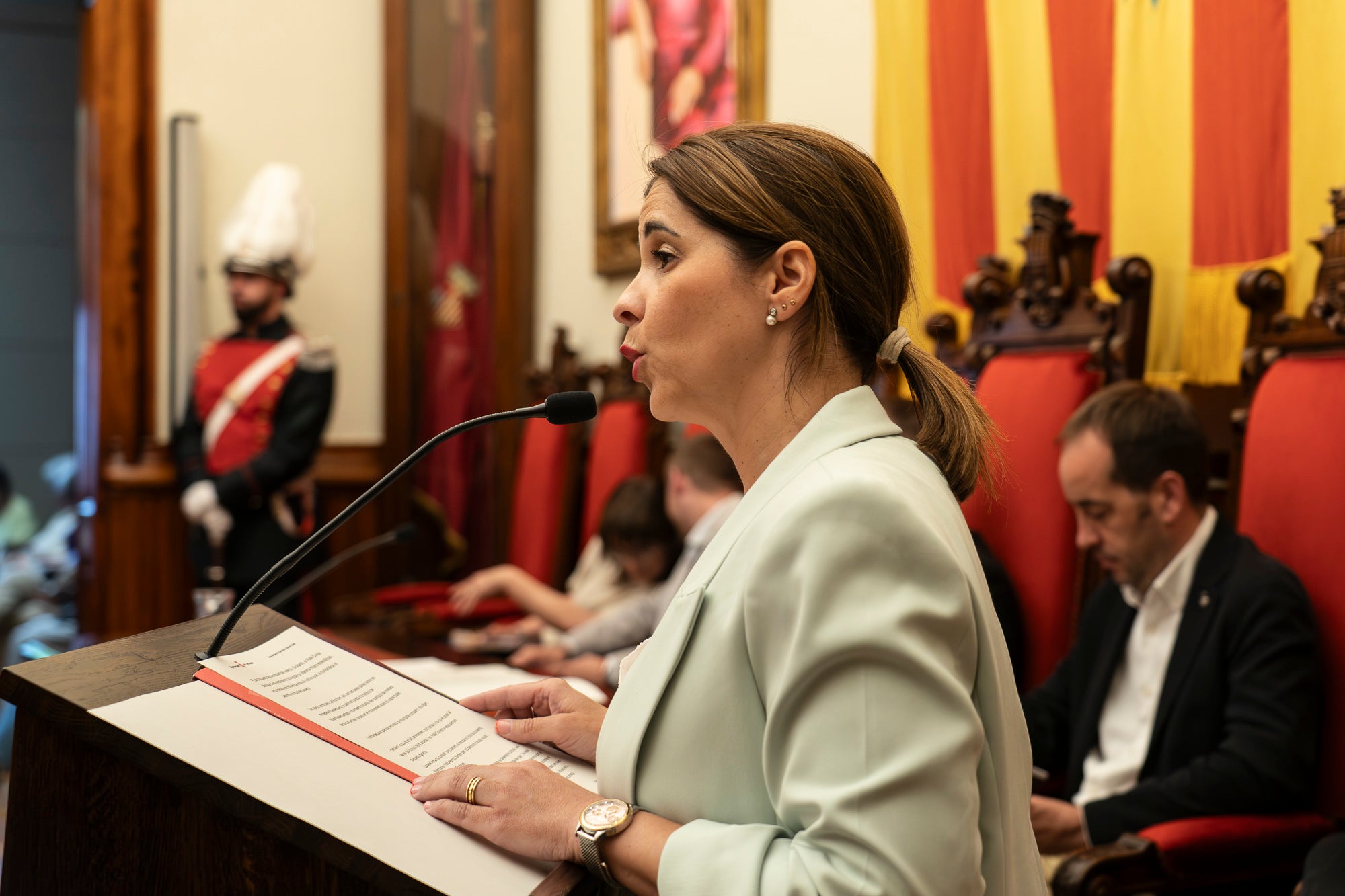 El Saló de Sessions de l'Ajuntament de Terrassa ha acollit aquest dimarts, dia 16 de juny, l’acte de lliurament de la Medalla d’Honor de la Ciutat a Rafel Comes i Ezequiel, en reconeixement de la seva destacada trajectòria en l’àmbit de la recerca històrica, la numismàtica, el col·leccionisme i la preservació de la memòria de la ciutat. L’historiador Josep Puy i Juanico ha estat l’encarregat de fer la glossa.