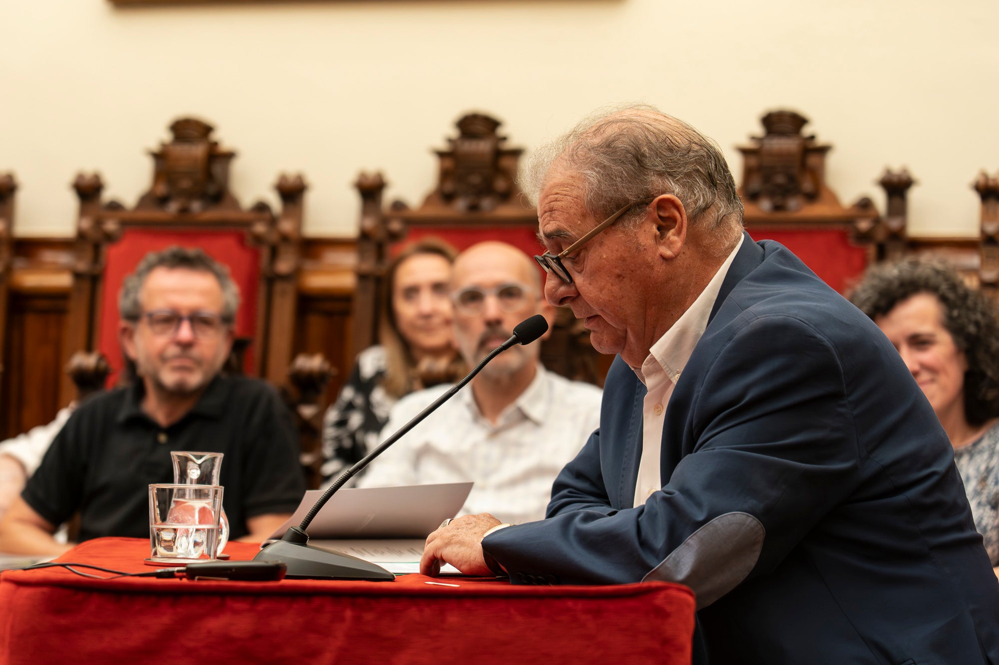 El Saló de Sessions de l'Ajuntament de Terrassa ha acollit aquest dimarts, dia 16 de juny, l’acte de lliurament de la Medalla d’Honor de la Ciutat a Rafel Comes i Ezequiel, en reconeixement de la seva destacada trajectòria en l’àmbit de la recerca històrica, la numismàtica, el col·leccionisme i la preservació de la memòria de la ciutat. L’historiador Josep Puy i Juanico ha estat l’encarregat de fer la glossa.
