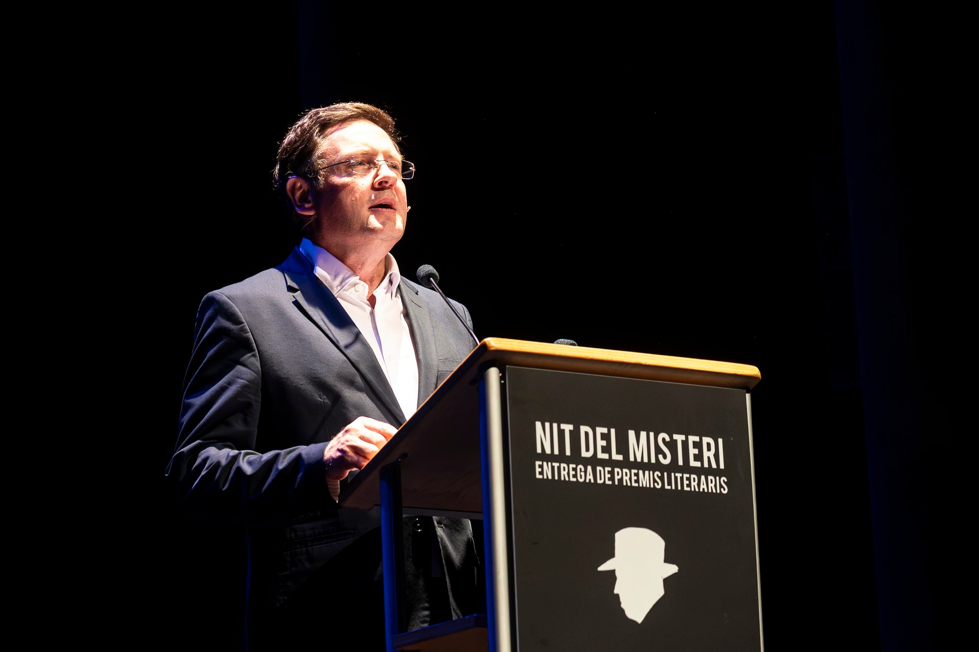 Aquest dijous, dia 25 de juny, va tenir lloc la 36a Nit del Misteri, organitzada per Òmnium Terrassa. El Teatre Principal va acollir el lliurament dels guardons literaris, amb la presència del president d'Òmnium Cultural, Xavier Antich; i la presidenta d'Òmnium Terrassa, Anna Carol. El Premi de novel·la Ferran Canyameres, el premi de novel·la d'intriga més antic del país en el seu gènere i amb la dotació més alta, de 5.500 euros, va anar per Jordi Solé Comas. La resta de premiats van ser: Cristina Solé Padullés (narracions curtes), Cristina Álvarez Roig (Poesia Enric Gall), Anita Andriello, Laura Perera Ramírez i Clàudia Meitian Andújar (Maria Rovira); i Sílvia Lonina Viaplana i Aniol Sanz Ribas (Premi M. Montserrat Oller)
