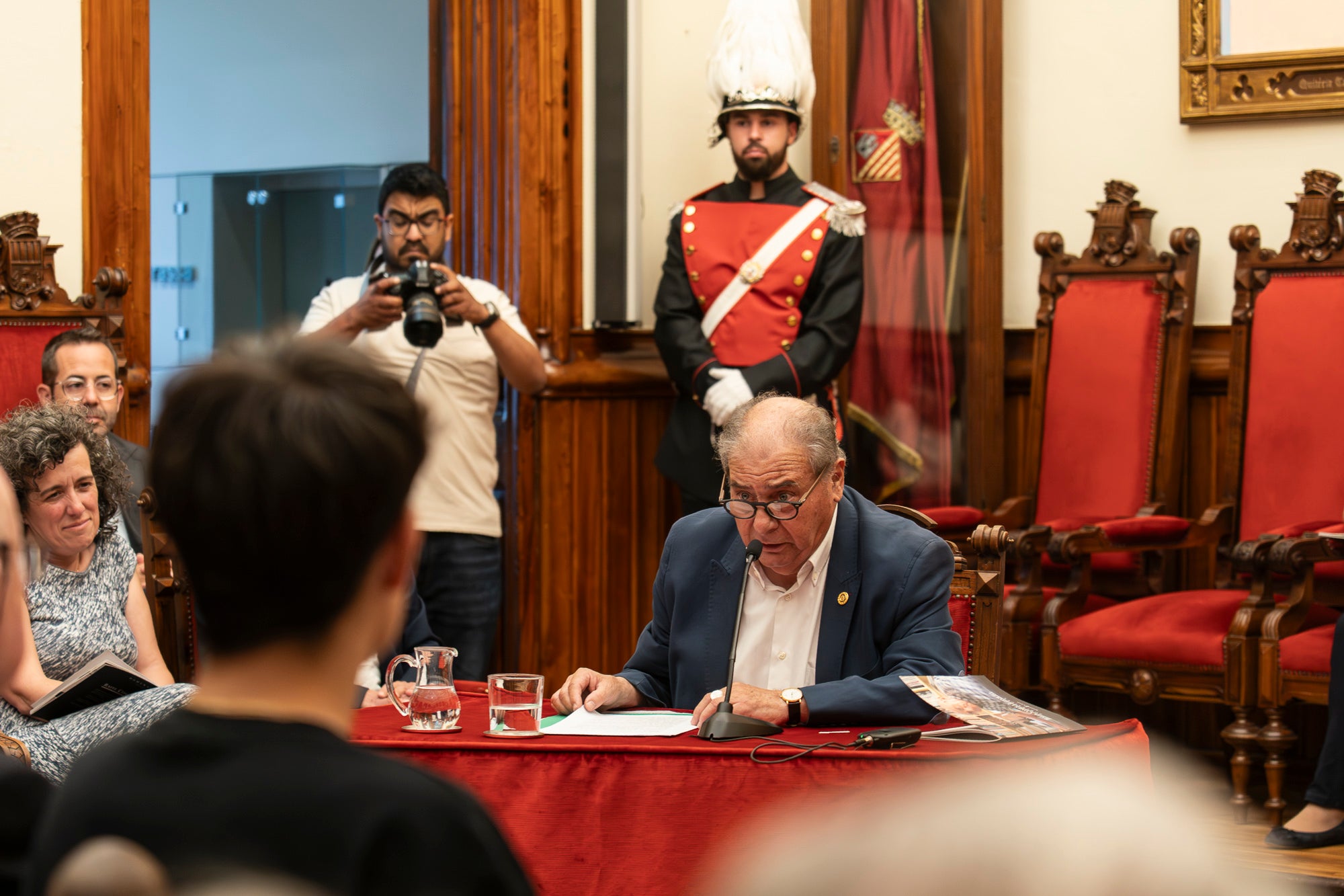 El Saló de Sessions de l'Ajuntament de Terrassa ha acollit aquest dimarts, dia 16 de juny, l’acte de lliurament de la Medalla d’Honor de la Ciutat a Rafel Comes i Ezequiel, en reconeixement de la seva destacada trajectòria en l’àmbit de la recerca històrica, la numismàtica, el col·leccionisme i la preservació de la memòria de la ciutat. L’historiador Josep Puy i Juanico ha estat l’encarregat de fer la glossa.