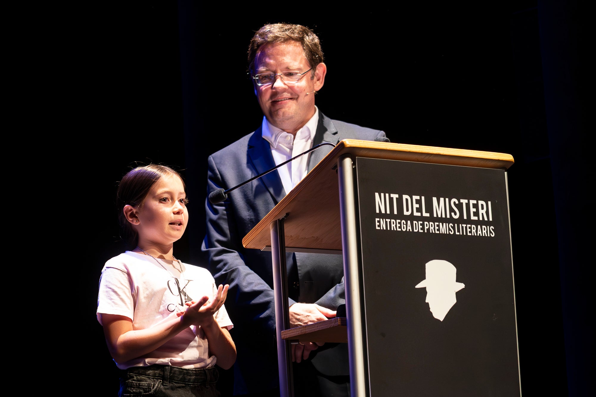 Aquest dijous, dia 25 de juny, va tenir lloc la 36a Nit del Misteri, organitzada per Òmnium Terrassa. El Teatre Principal va acollir el lliurament dels guardons literaris, amb la presència del president d'Òmnium Cultural, Xavier Antich; i la presidenta d'Òmnium Terrassa, Anna Carol. El Premi de novel·la Ferran Canyameres, el premi de novel·la d'intriga més antic del país en el seu gènere i amb la dotació més alta, de 5.500 euros, va anar per Jordi Solé Comas. La resta de premiats van ser: Cristina Solé Padullés (narracions curtes), Cristina Álvarez Roig (Poesia Enric Gall), Anita Andriello, Laura Perera Ramírez i Clàudia Meitian Andújar (Maria Rovira); i Sílvia Lonina Viaplana i Aniol Sanz Ribas (Premi M. Montserrat Oller)
