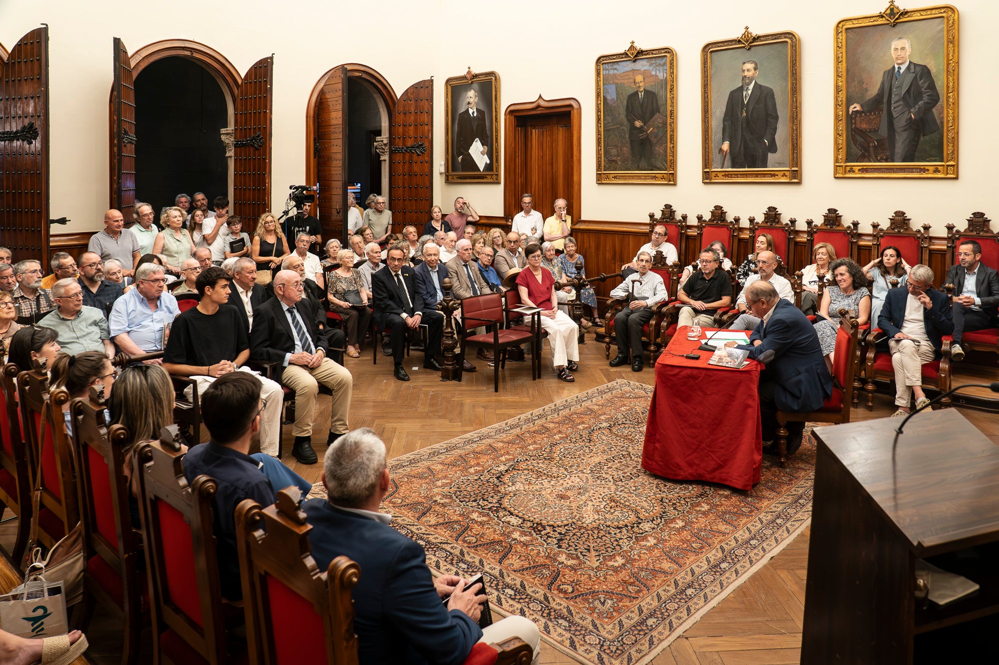 El Saló de Sessions de l'Ajuntament de Terrassa ha acollit aquest dimarts, dia 16 de juny, l’acte de lliurament de la Medalla d’Honor de la Ciutat a Rafel Comes i Ezequiel, en reconeixement de la seva destacada trajectòria en l’àmbit de la recerca històrica, la numismàtica, el col·leccionisme i la preservació de la memòria de la ciutat. L’historiador Josep Puy i Juanico ha estat l’encarregat de fer la glossa.