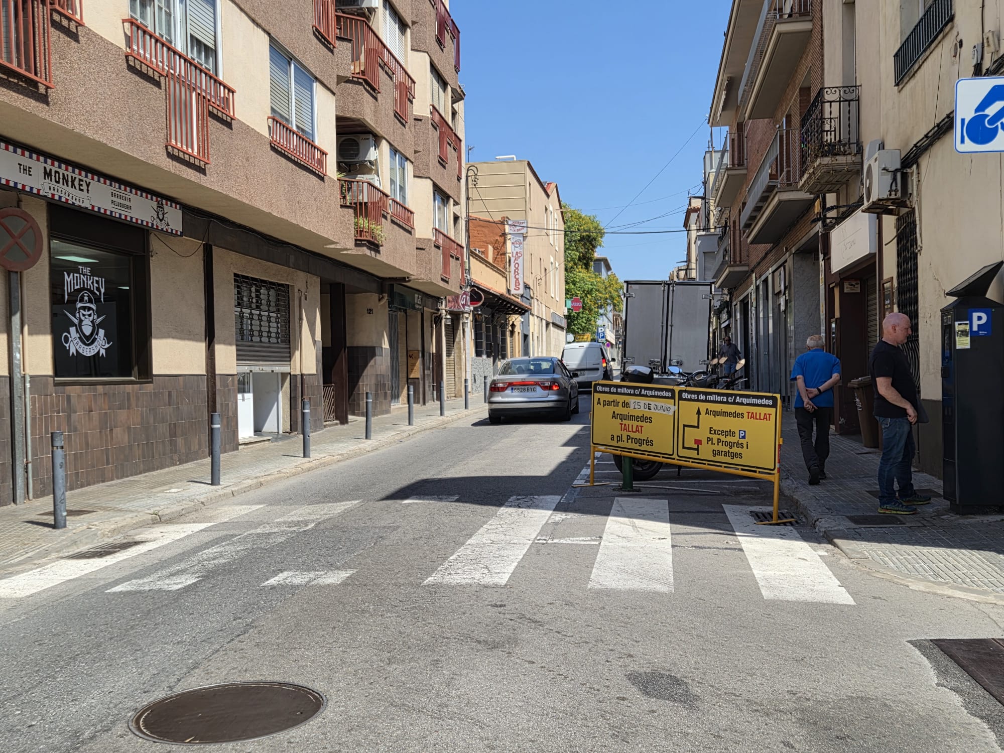 Aquest dilluns dia 15 de juny han començat les obres de pacificació del carrer d’Arquimedes de Terrassa. Des de bon matí, operaris han estat col·locant les tanques i cartells amb les afectacions de trànsit advertint els conductors des de la carretera de Martorell. I és que ha quedat totalment tallada la circulació entre plaça del Progrés i Grànius. D’aquesta manera, malgrat que la voluntat de l’Ajuntament és que els vehicles ja no entrin per Arquimedes per creuar la ciutat cap al nord, han estat molts que s’han esperat fins a trobar la reixa metàl·lica que impedia el pas per buscar una alternativa. Cal dir que no ha estat fins passades les dotze del migdia quan no s’ha tancat definitivament. Fins aleshores, els vehicles podien passar, tot i que diversos agents de la Policia Municipal de Terrassa, repartits al llarg d’Arquimedes, informaven els conductors de l’actuació. Recordem que la previsió és finalitzar les obres el febrer de 2027, i la voluntat del Consistori és aconseguir en aquest temps un canvi real d’hàbits i donar impuls a l’ús de les rondes de la ciutat.