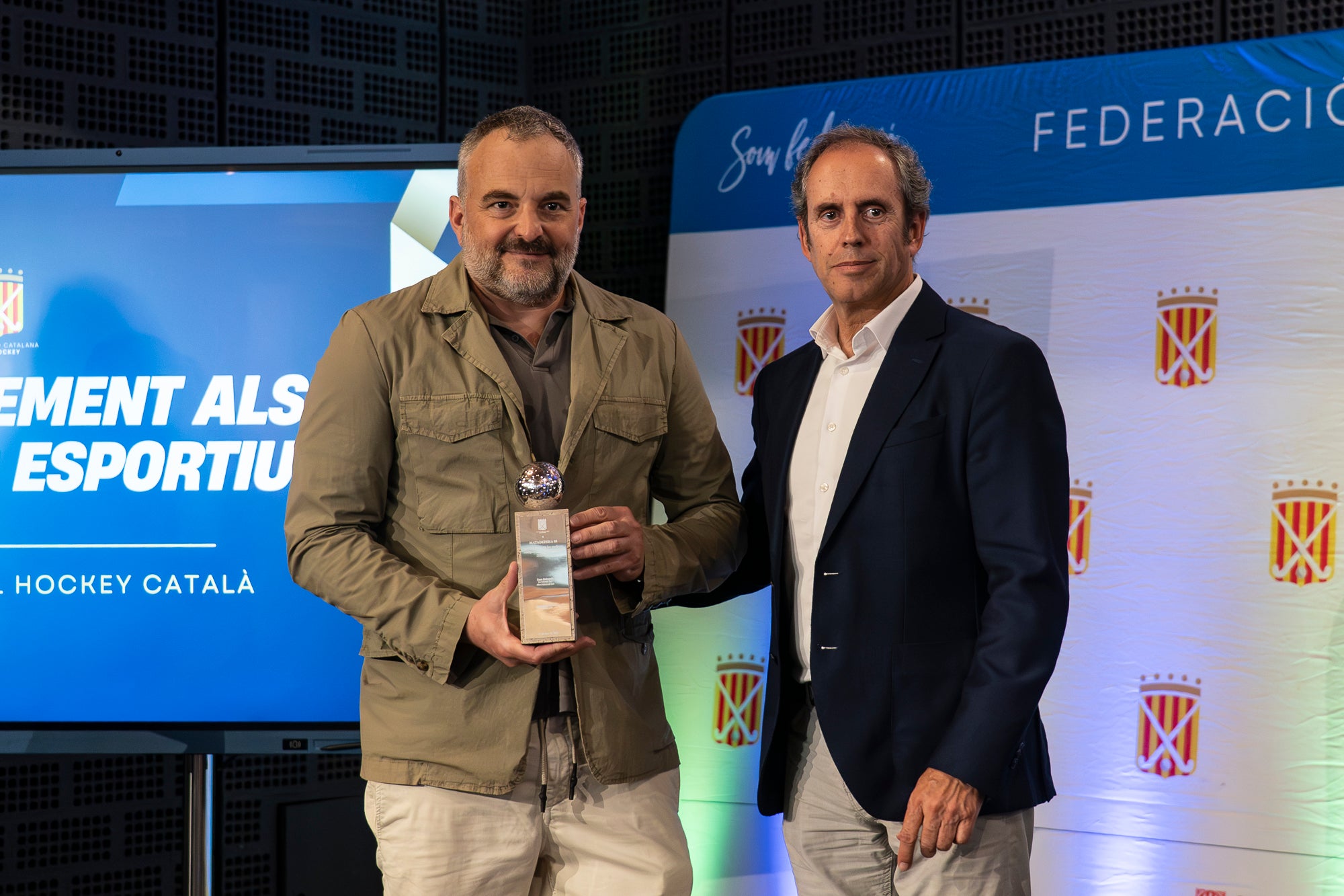 La 57 edició del Festival del Hockey Català ha celebrat aquest divendres al Vapor de Prodis de Terrassa la seva entrega dels premis anuals. I aquests han estat els principals guardonats: Júlia Strappato Garreta (millor jugadora de 1a Divisió Femení); Joan Lletí Fabregó (millor jugador de 1a Divisió Masculí); Anna Marquès Ayats (jugadora promesa); Jan Trujillo Amescua (jugador promesa); Marc Campabadal Monreal (millor esportista Lliga Hockey+); Shannon Lynn Lakusta (jugadora més veterana); Julio César Saavedra (jugador més veterà); Jordi Delás i Amat (Stick d'Or); Xavier Lleonart Blanco (Medalla d'Or al Mèrit Esportiu); Marta Cerdà Ciriols i Lídia Martí Garbayo (Medalla d'Honor); Jordi Bonastre Company per 100 partits internacionals i Xavier Gispert Amat per 100 partits internacionals (Medalla de Bronze al Mèrit Esportiu); Bernat Olivares Velasco (premi al millor company 'Quico Carné'); Jan Capellades Marcet (Trofeu Lluís Ysamat); Ot Corominas Ricart i Gaby Raimondi (millor àrbitre/a federat); Carlos Dolz Bautista (medalla al mèrit arbitral 'Josep Salvatella'); Miquel Romagosa Ruiz (Placa Especial FCH); Xavier Arnau Creus, Ramon Jufresa Lluch i Marta Prat Calmet (Sticks per la Història) | Mireia Comas