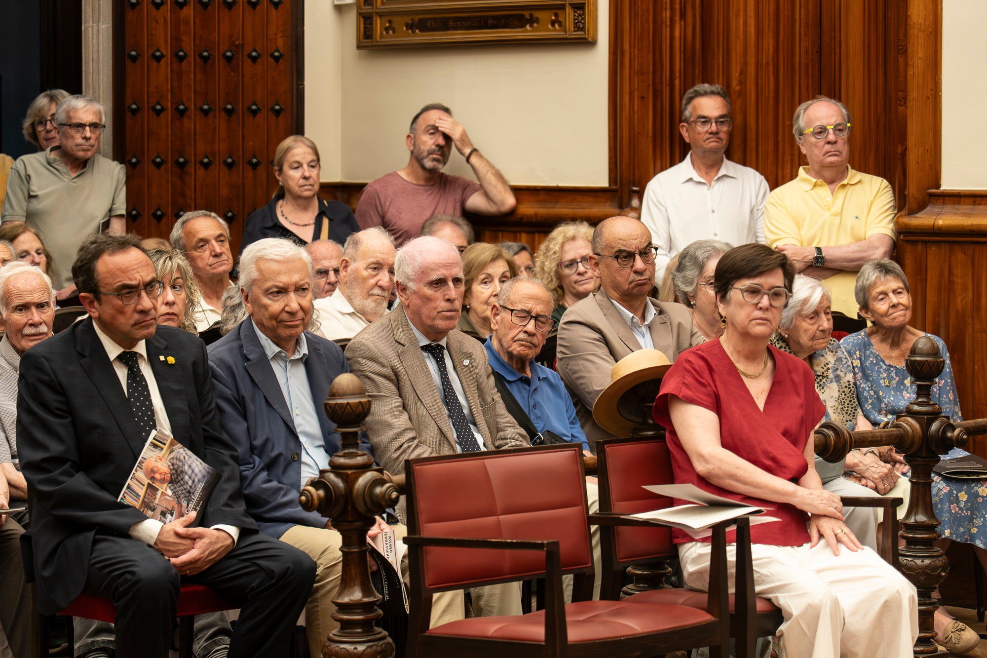 El Saló de Sessions de l'Ajuntament de Terrassa ha acollit aquest dimarts, dia 16 de juny, l’acte de lliurament de la Medalla d’Honor de la Ciutat a Rafel Comes i Ezequiel, en reconeixement de la seva destacada trajectòria en l’àmbit de la recerca històrica, la numismàtica, el col·leccionisme i la preservació de la memòria de la ciutat. L’historiador Josep Puy i Juanico ha estat l’encarregat de fer la glossa.